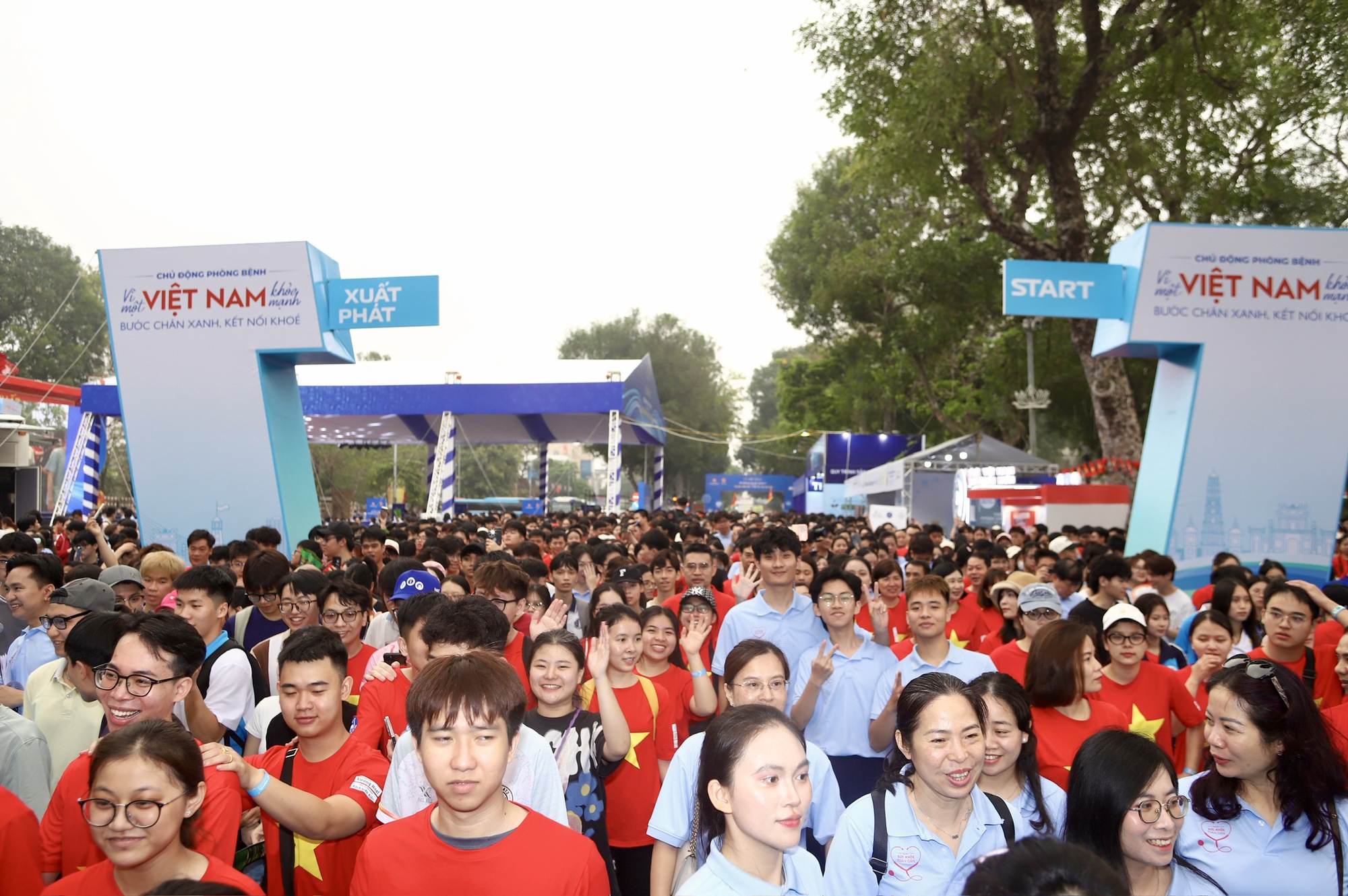 Ngày Sức khỏe toàn dân 7/4: Người dân hào hứng khám, trải nghiệm tại các gian hàng y tế- Ảnh 18.