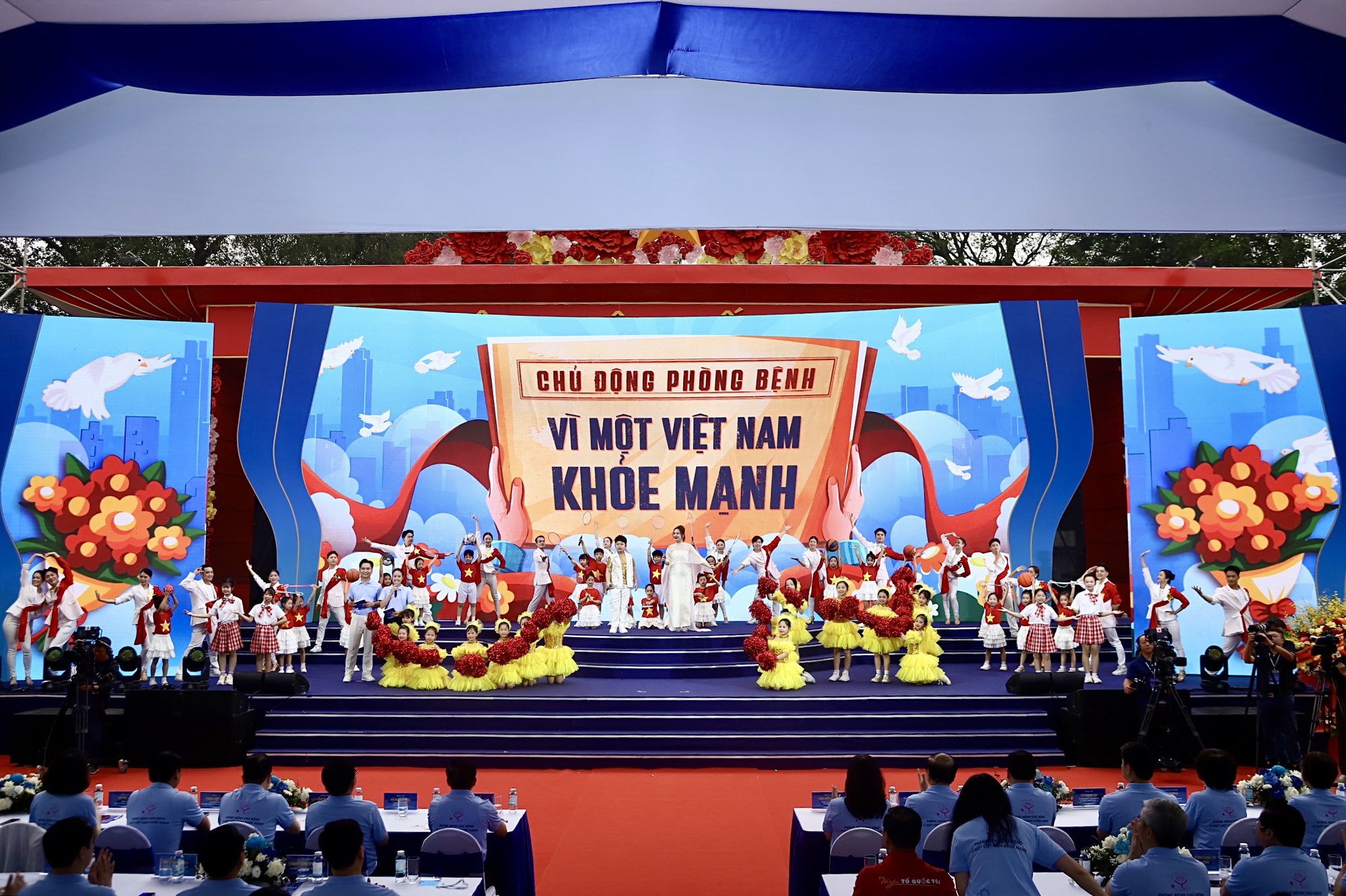 Ngày Sức khỏe toàn dân 7/4: Người dân hào hứng khám, trải nghiệm tại các gian hàng y tế- Ảnh 19.