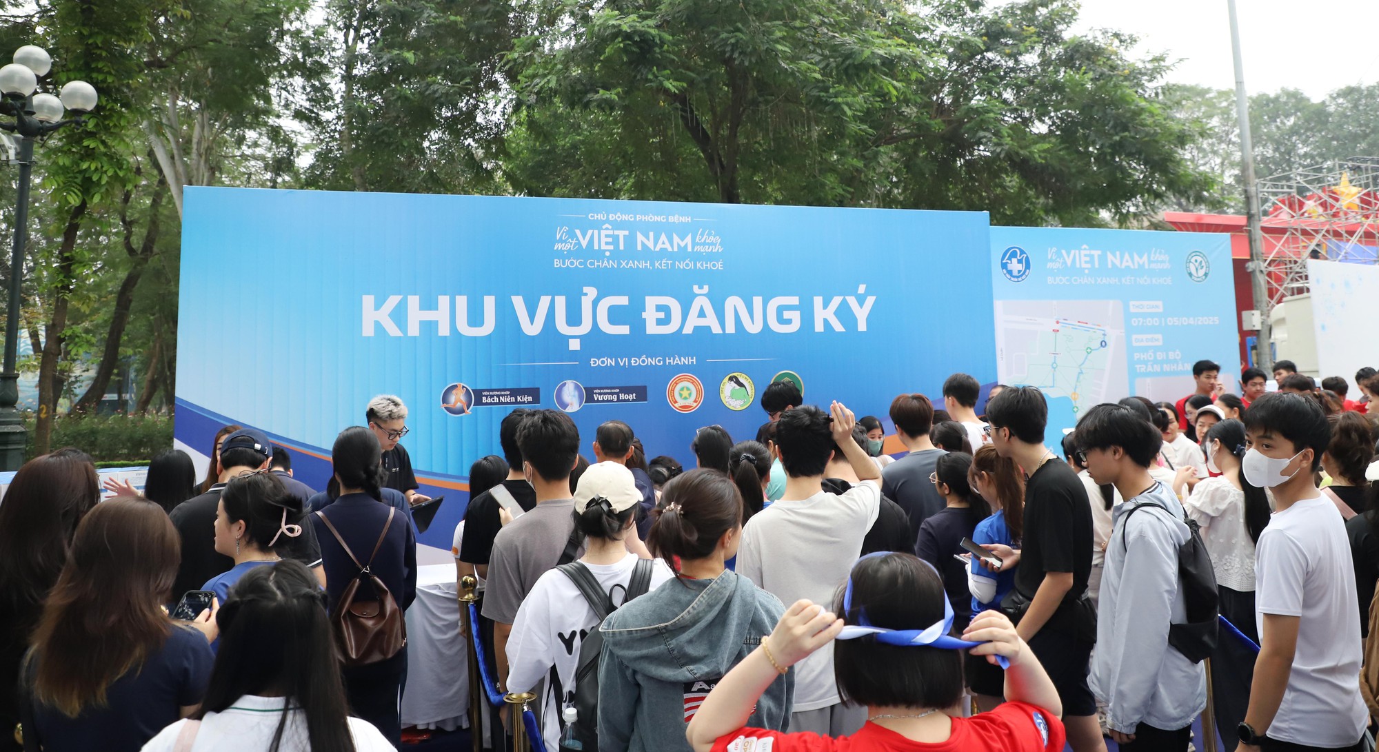 Ngày Sức khỏe toàn dân 7/4: Người dân hào hứng khám, trải nghiệm tại các gian hàng y tế- Ảnh 2.