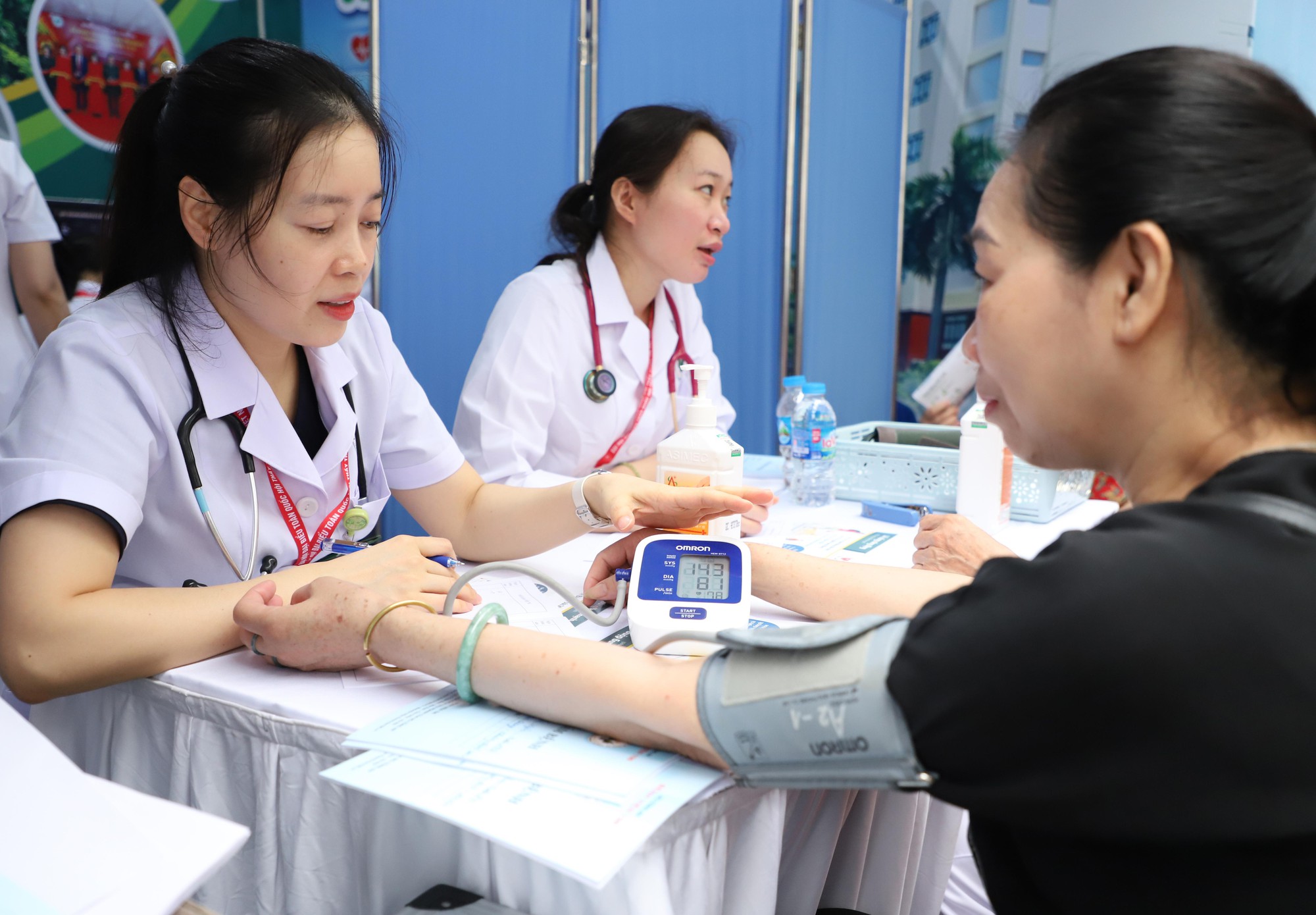 Ngày Sức khỏe toàn dân 7/4: Người dân hào hứng khám, trải nghiệm tại các gian hàng y tế- Ảnh 7.