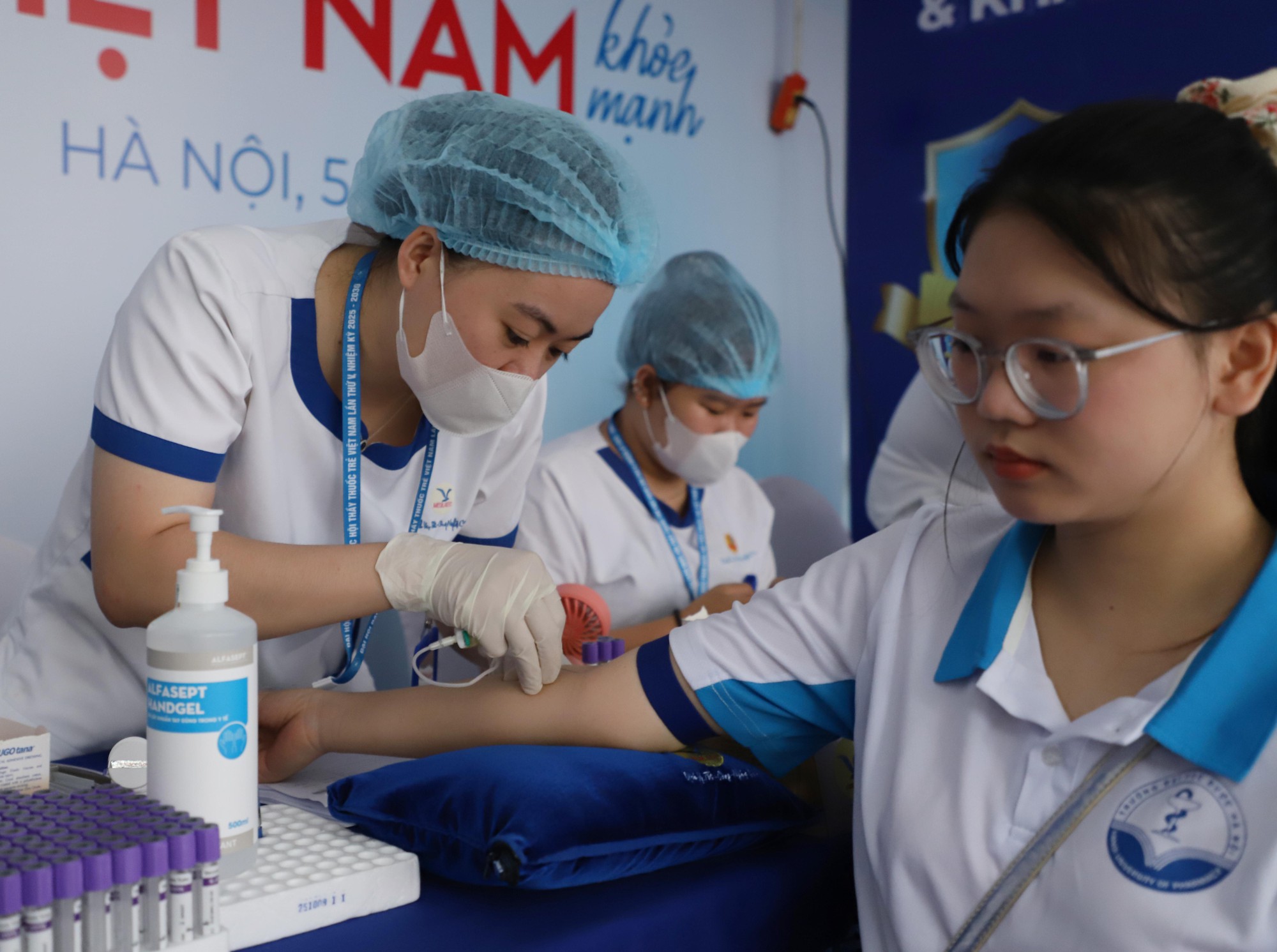 Ngày Sức khỏe toàn dân 7/4: Người dân hào hứng khám, trải nghiệm tại các gian hàng y tế- Ảnh 9.