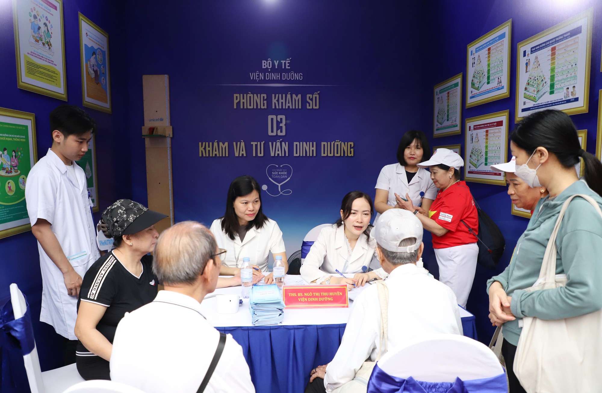 Ngày Sức khỏe toàn dân 7/4: Người dân hào hứng khám, trải nghiệm tại các gian hàng y tế- Ảnh 4.