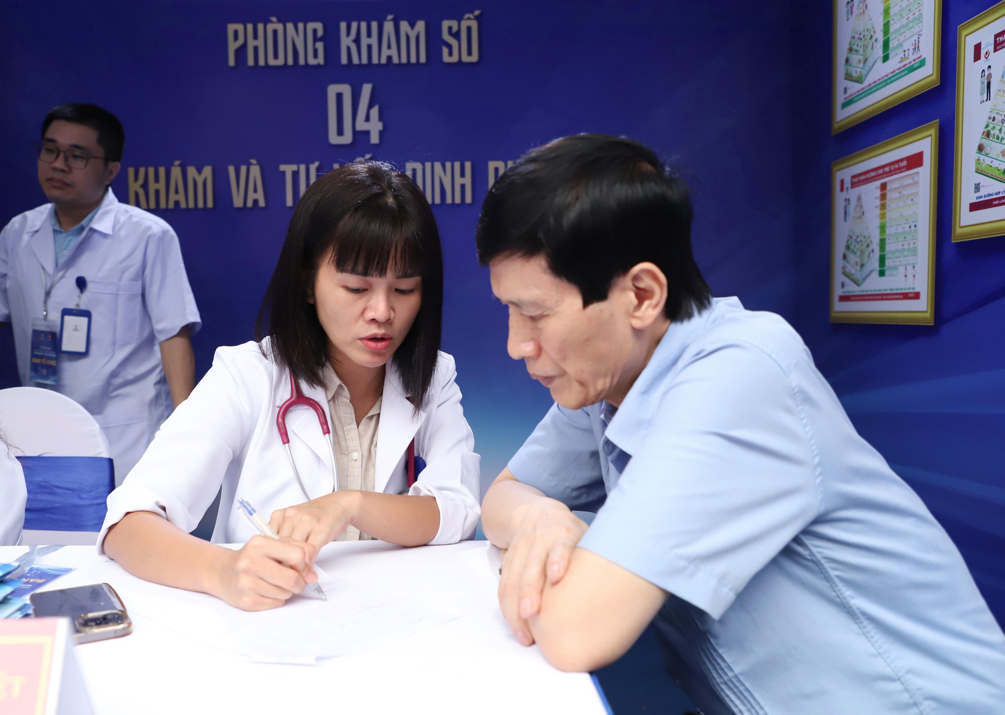 Ngày Sức khỏe toàn dân 7/4: Người dân hào hứng khám, trải nghiệm tại các gian hàng y tế- Ảnh 14.