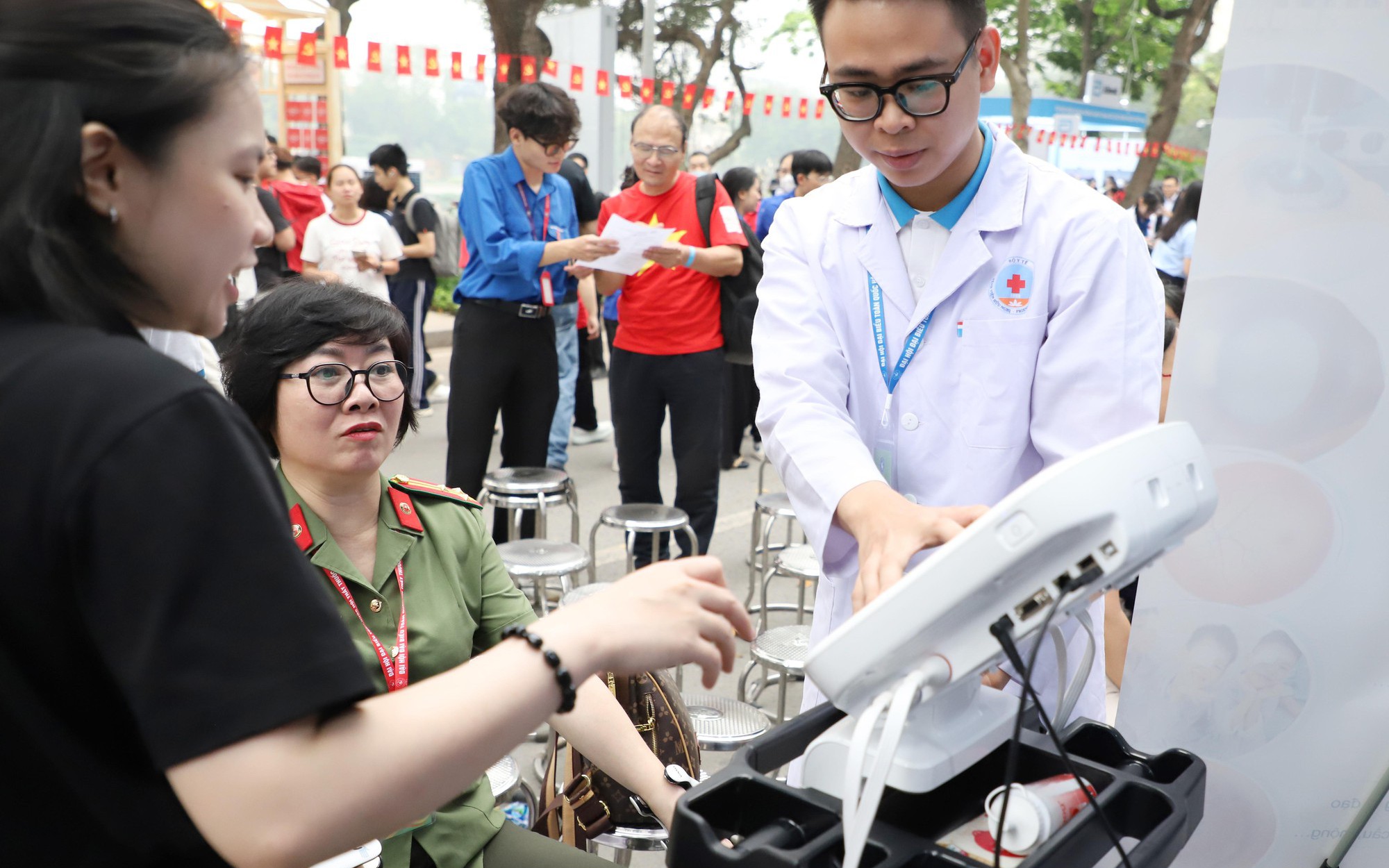 'Mỗi bước chân là một viên thuốc không mất tiền nhưng rất hiệu quả'- Ảnh 7. Ngày Sức khỏe toàn dân 7/4: Người dân hào hứng khám, trải nghiệm tại các gian hàng y tế