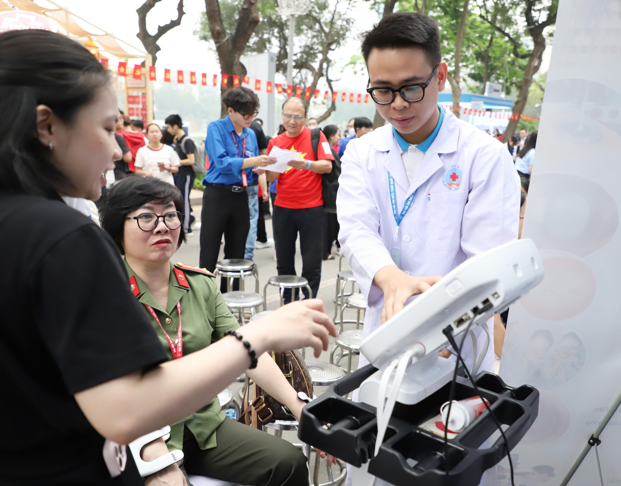 Ngày Sức khỏe toàn dân 7/4: Người dân hào hứng khám, trải nghiệm tại các gian hàng y tế- Ảnh 8.