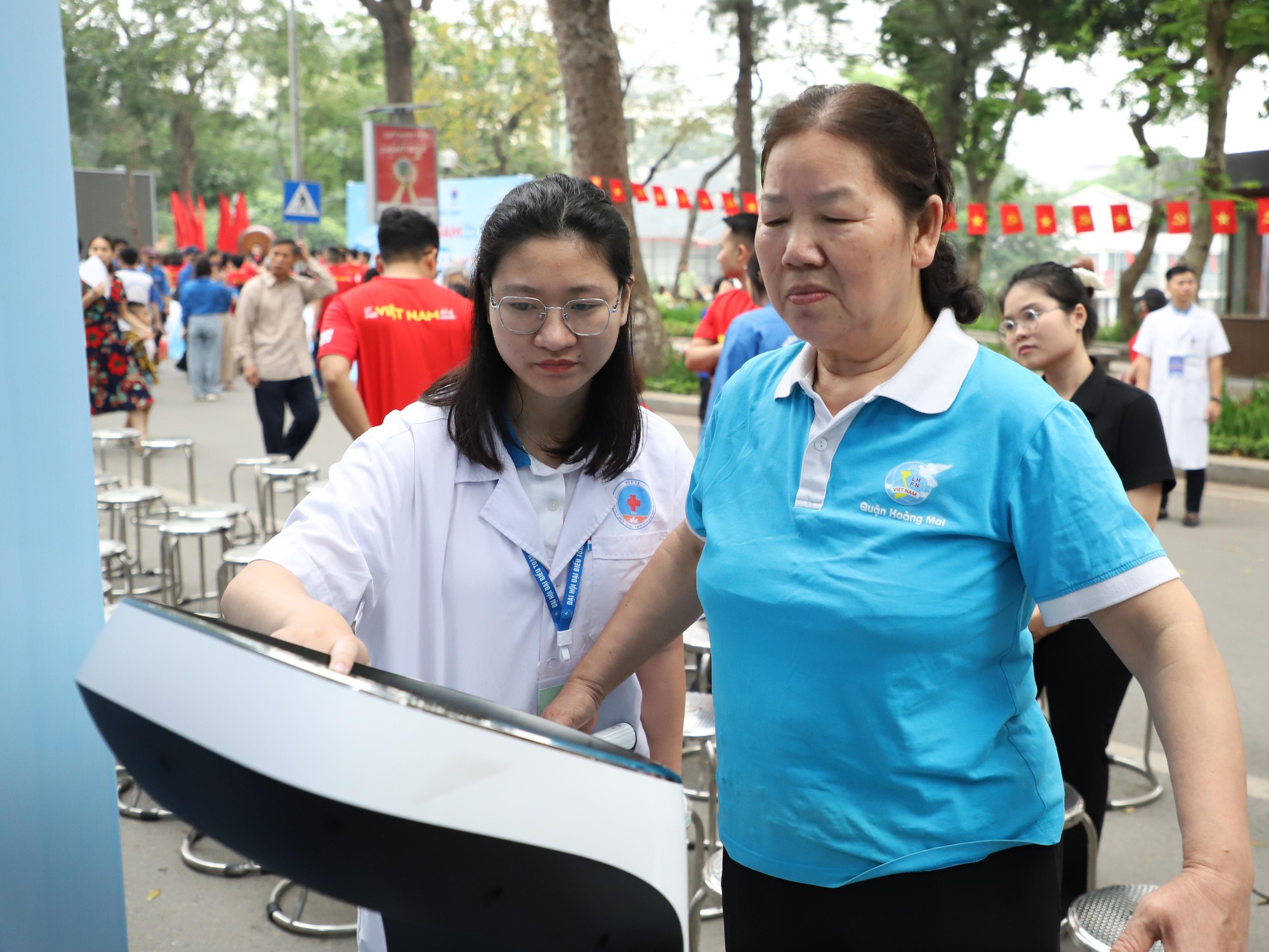 Ngày Sức khỏe toàn dân 7/4: Người dân hào hứng khám, trải nghiệm tại các gian hàng y tế- Ảnh 11.