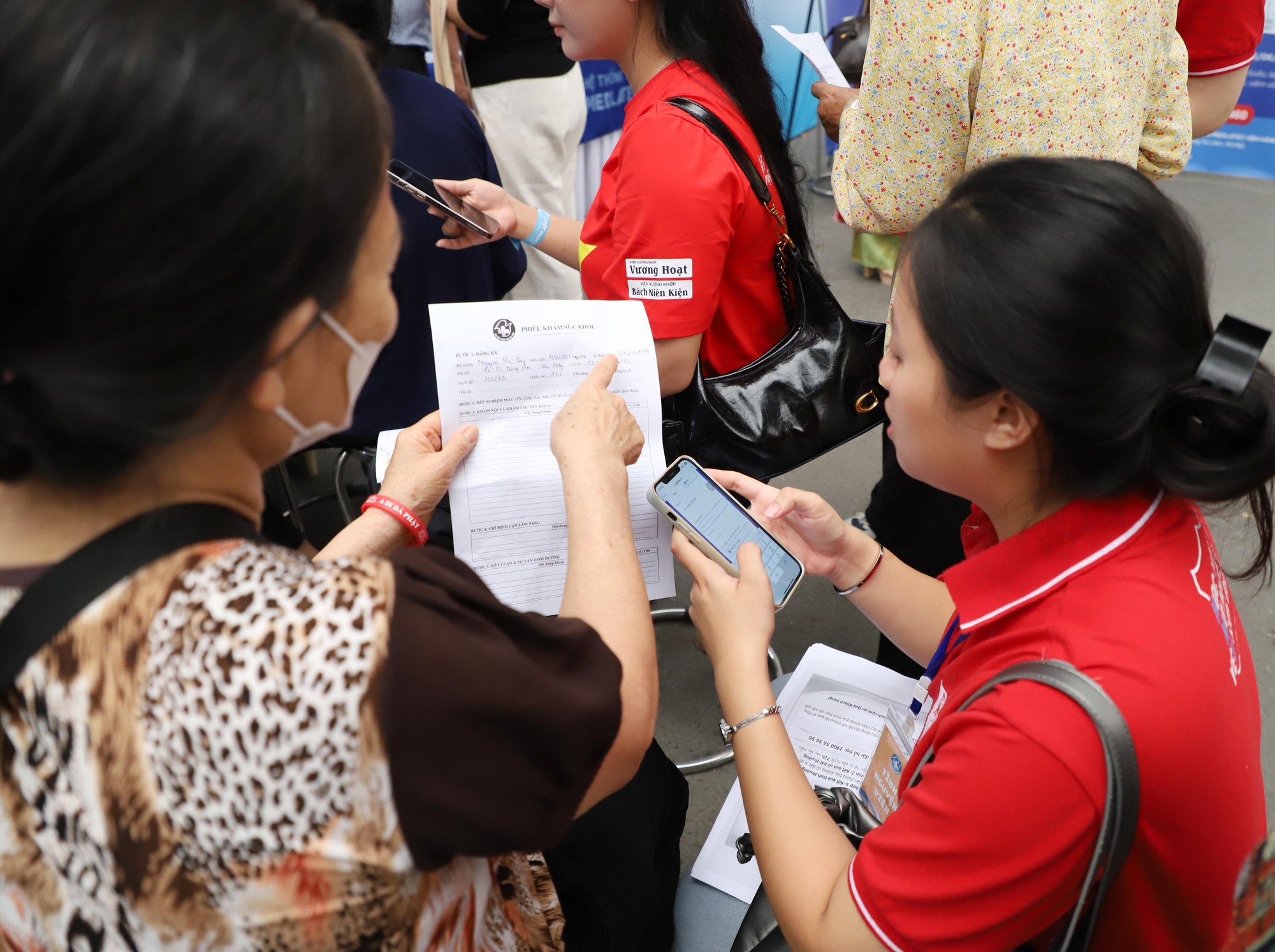 Ngày Sức khỏe toàn dân 7/4: Người dân hào hứng khám, trải nghiệm tại các gian hàng y tế- Ảnh 12.