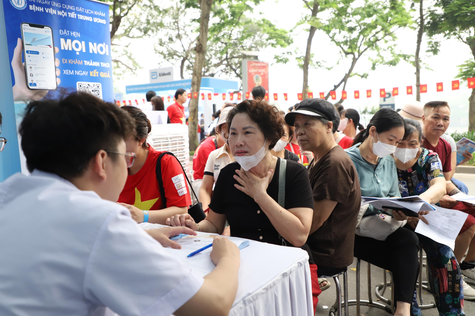 Ngày Sức khỏe toàn dân 7/4: Người dân hào hứng khám, trải nghiệm tại các gian hàng y tế- Ảnh 16.