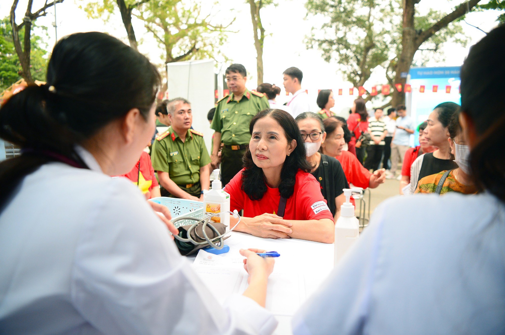 'Mỗi bước chân là một viên thuốc không mất tiền nhưng rất hiệu quả'- Ảnh 4. 'Mỗi bước chân là một viên thuốc không mất tiền nhưng rất hiệu quả'- Ảnh 4.