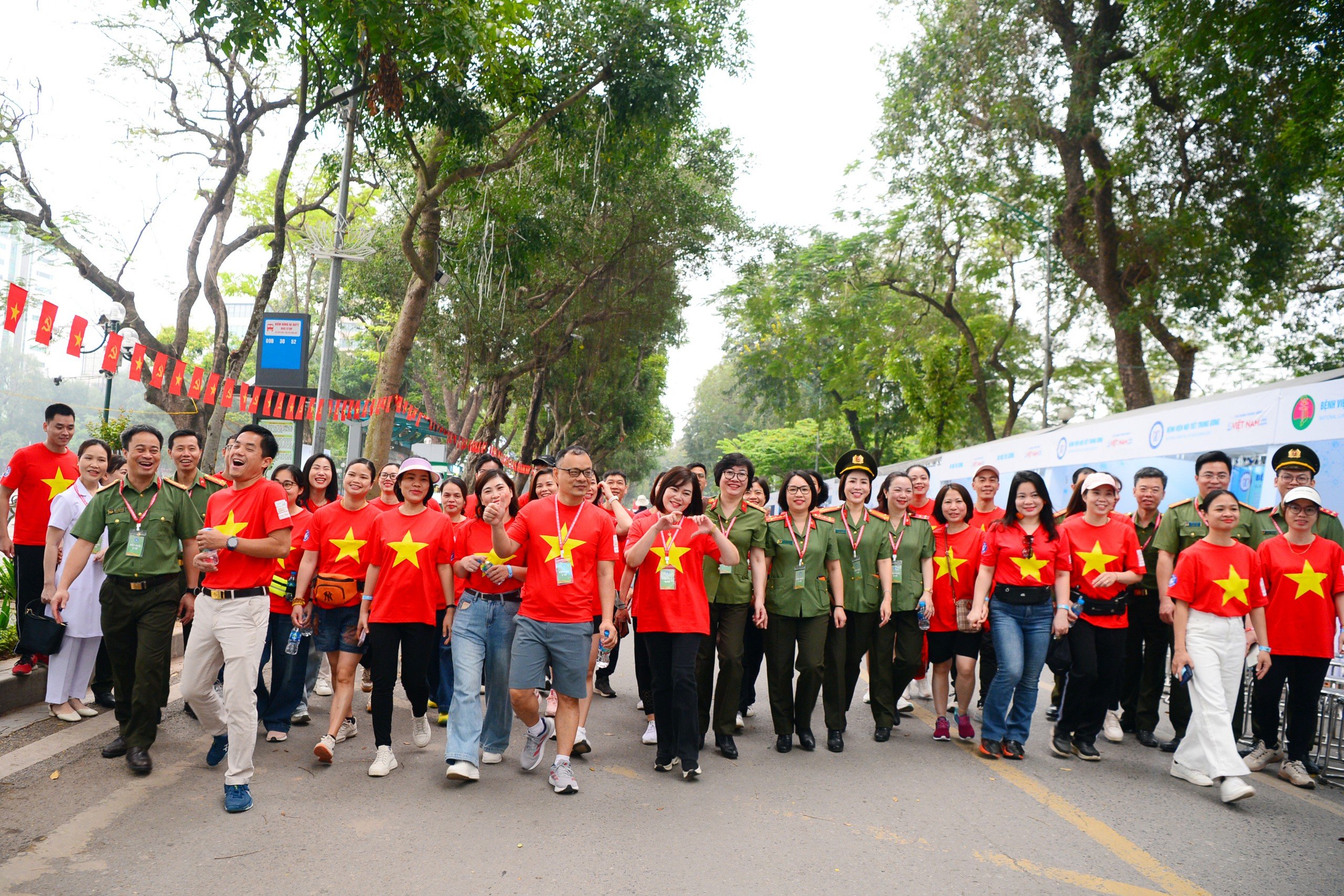 'Mỗi bước chân là một viên thuốc không mất tiền nhưng rất hiệu quả'- Ảnh 1. 'Mỗi bước chân là một viên thuốc không mất tiền nhưng rất hiệu quả'- Ảnh 1.