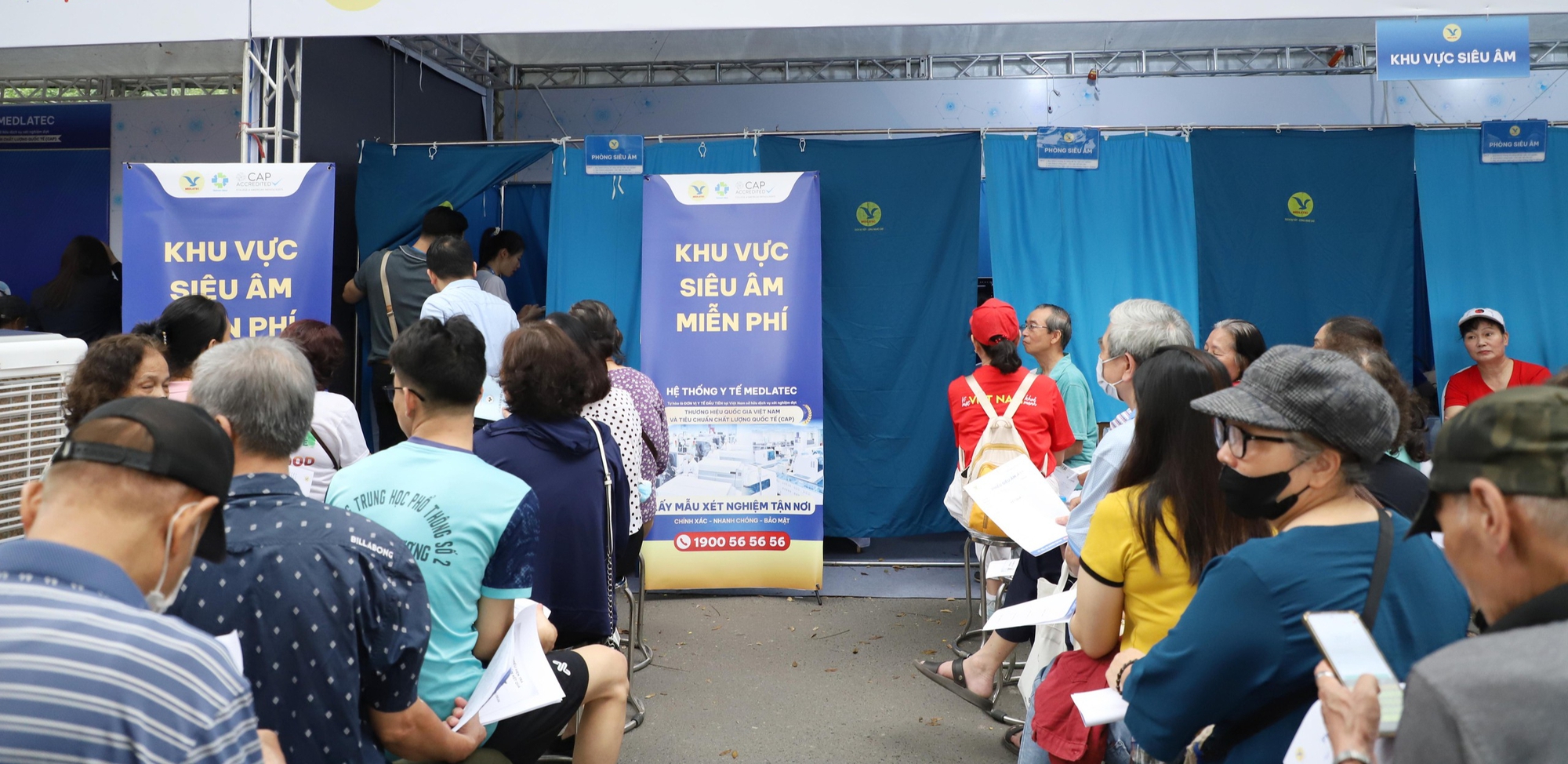 Ngày Sức khỏe toàn dân 7/4: Người dân hào hứng khám, trải nghiệm tại các gian hàng y tế- Ảnh 13.