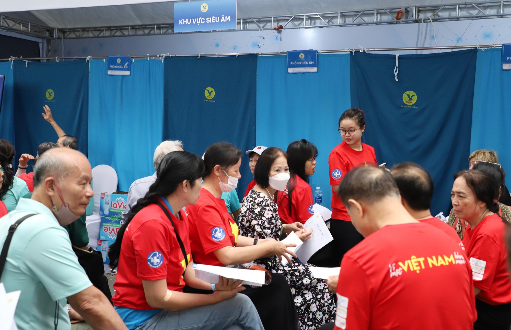 Ngày Sức khỏe toàn dân 7/4: Người dân hào hứng khám, trải nghiệm tại các gian hàng y tế- Ảnh 17.