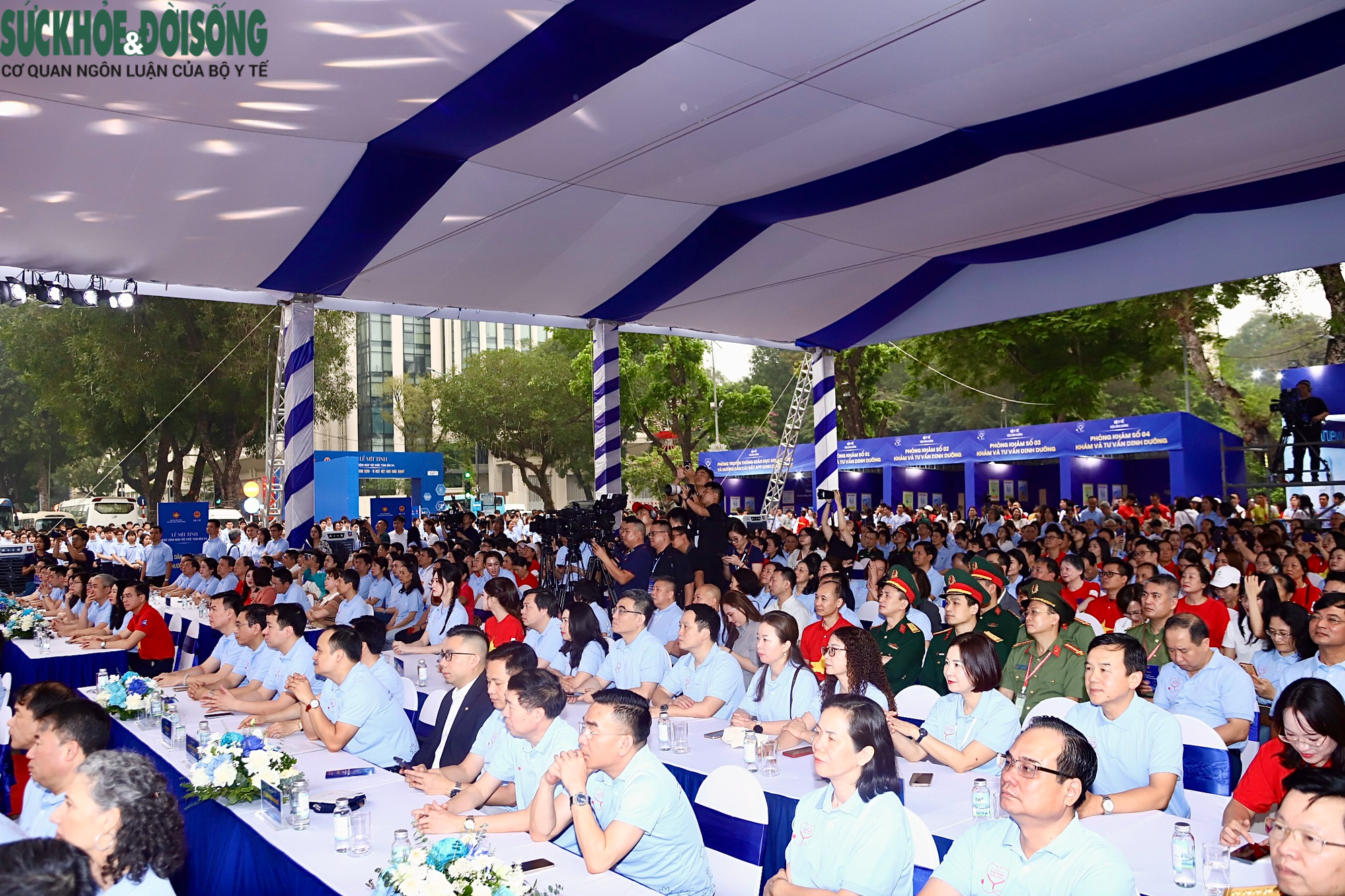 Đông đảo người dân tham gia thăm khám, trải nghiệm tại Ngày Sức khỏe toàn dân 7/4- Ảnh 3. Đông đảo người dân tham gia thăm khám, trải nghiệm tại Ngày Sức khỏe toàn dân 7/4- Ảnh 3.