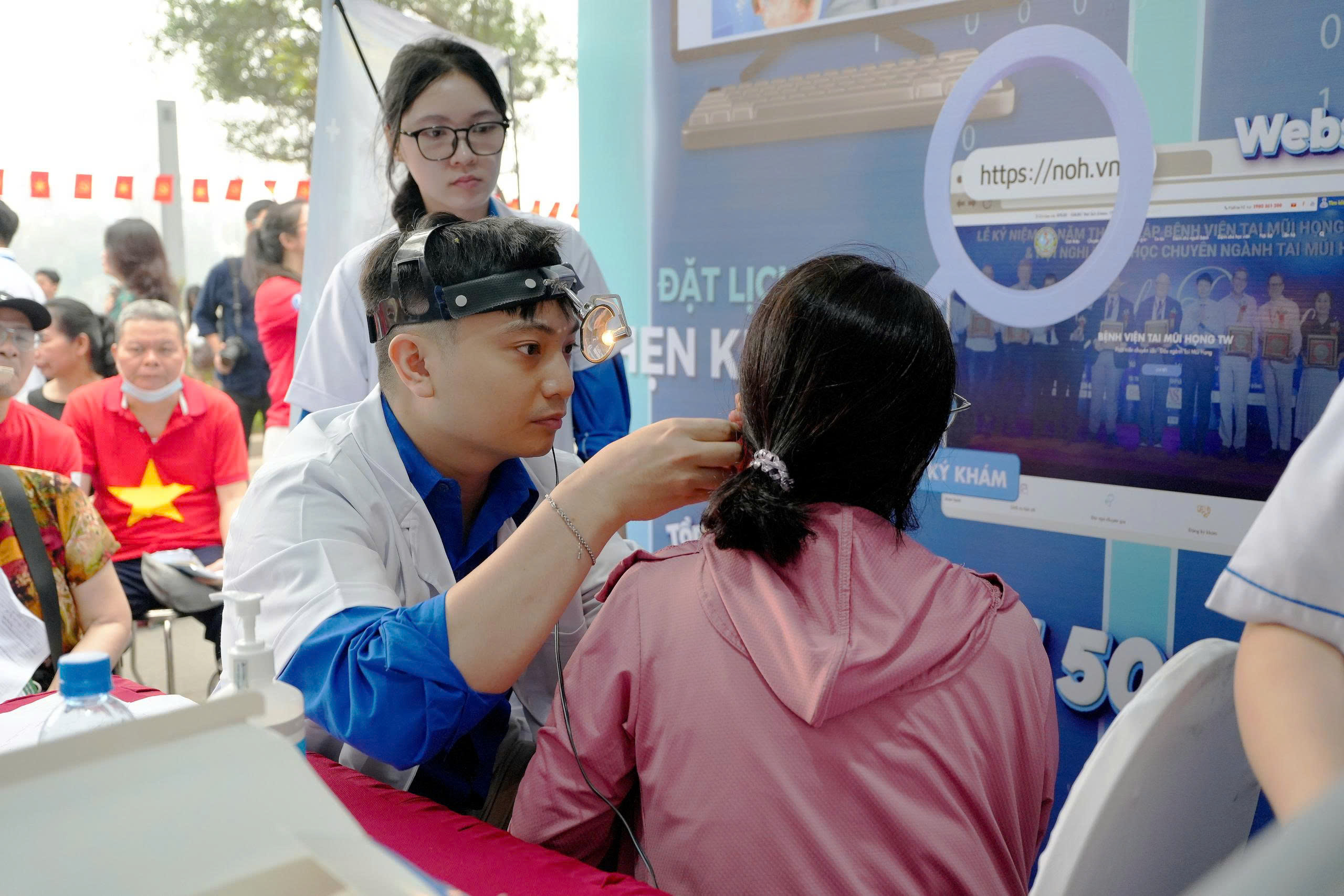 Ngày Sức khỏe toàn dân 7/4: Người dân hào hứng khám, trải nghiệm tại các gian hàng y tế- Ảnh 5.