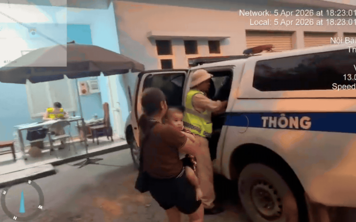 bé 18 tháng tuổi bị đứt lìa ngón tay