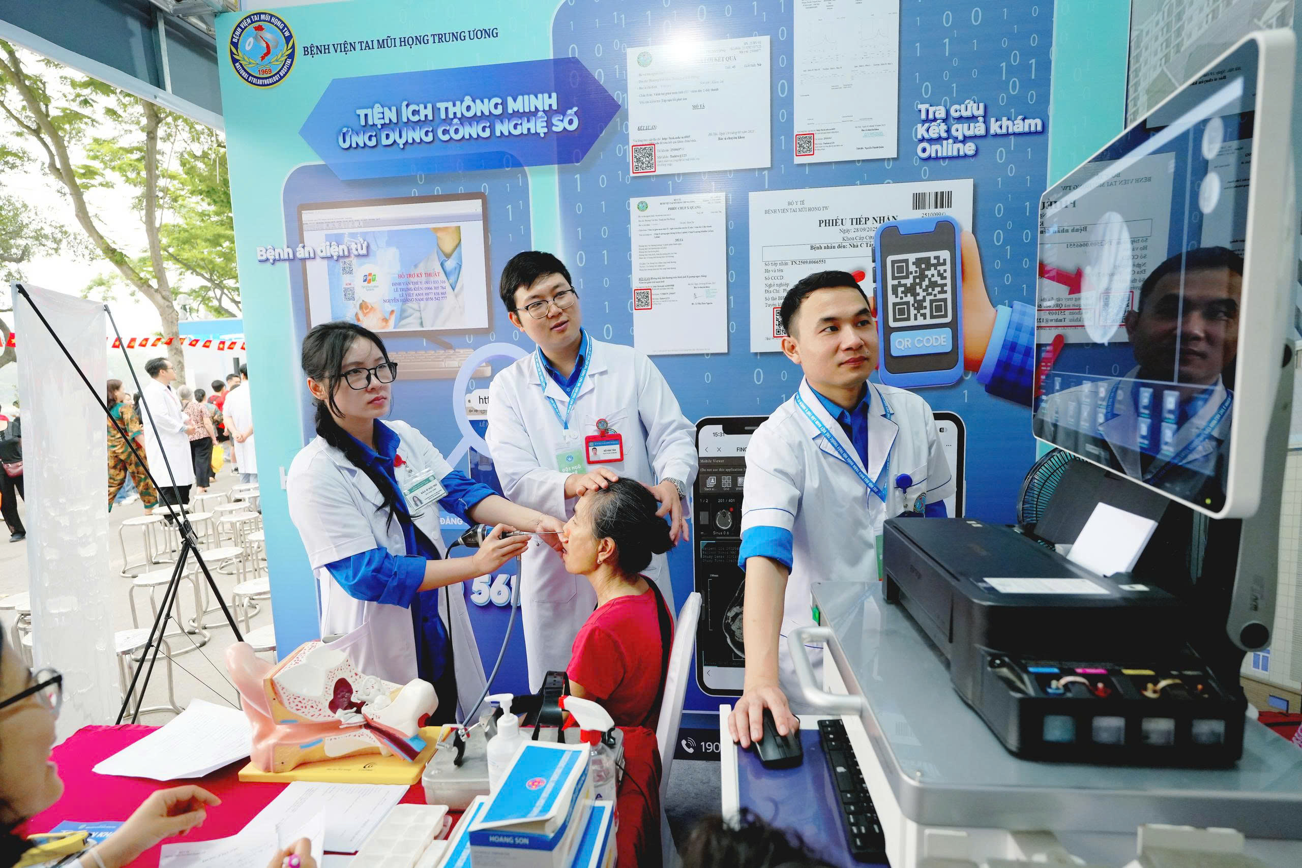 Ngày Sức khỏe toàn dân 7/4: Người dân hào hứng khám, trải nghiệm tại các gian hàng y tế- Ảnh 6.