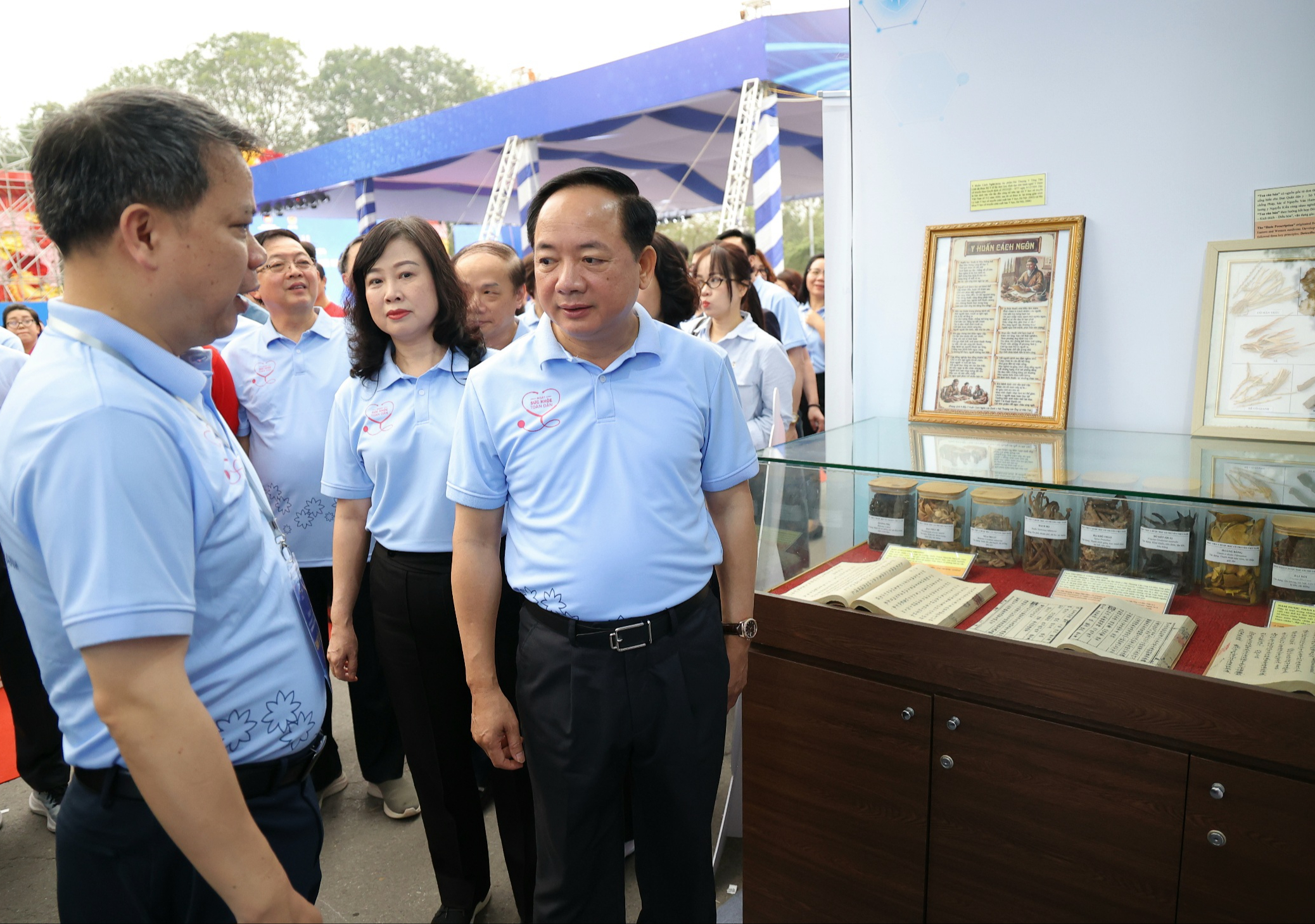 Từ đồng diễn dưỡng sinh đến khám tư vấn miễn phí: Lan tỏa thông điệp sống khỏe bằng y học cổ truyền- Ảnh 1.