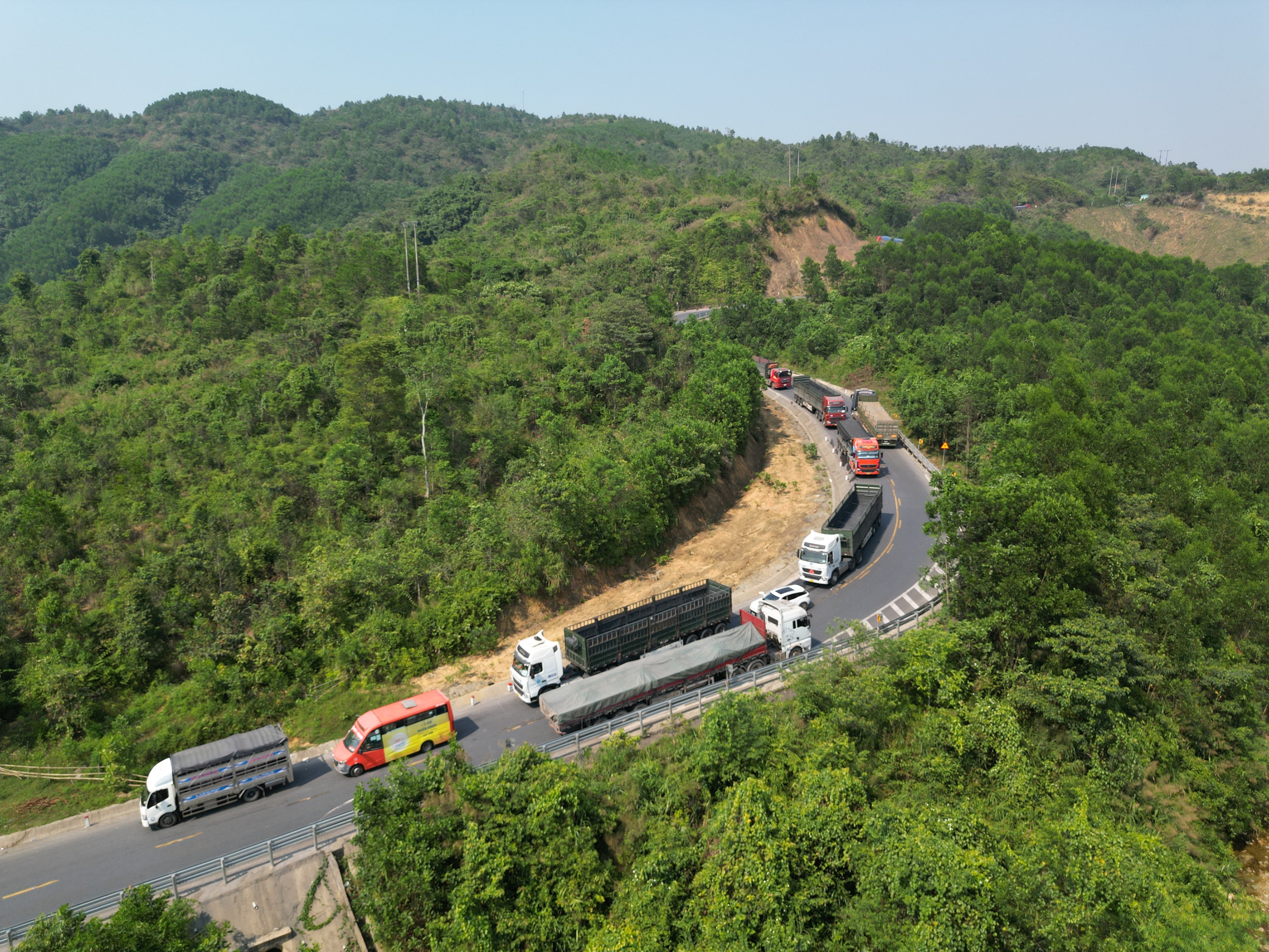 Bất an vì xe tải nặng trên Quốc lộ 49- Ảnh 4.