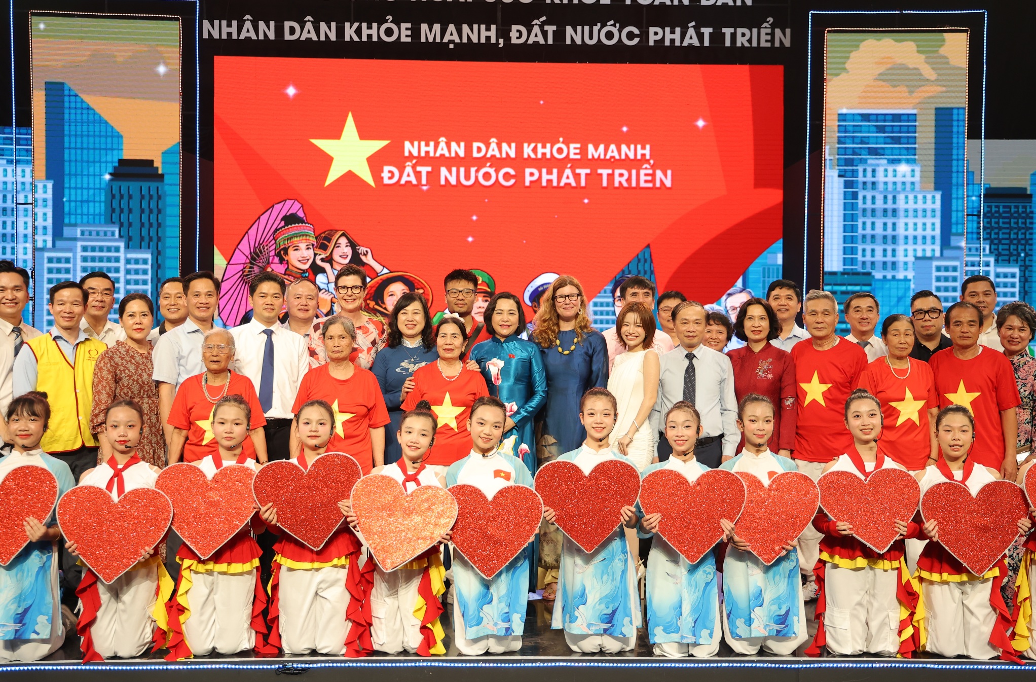 Phó Chủ tịch Quốc hội Nguyễn Thị Thanh: Chủ động chăm sóc sức khỏe, nền tảng cho phát triển bền vững- Ảnh 7.