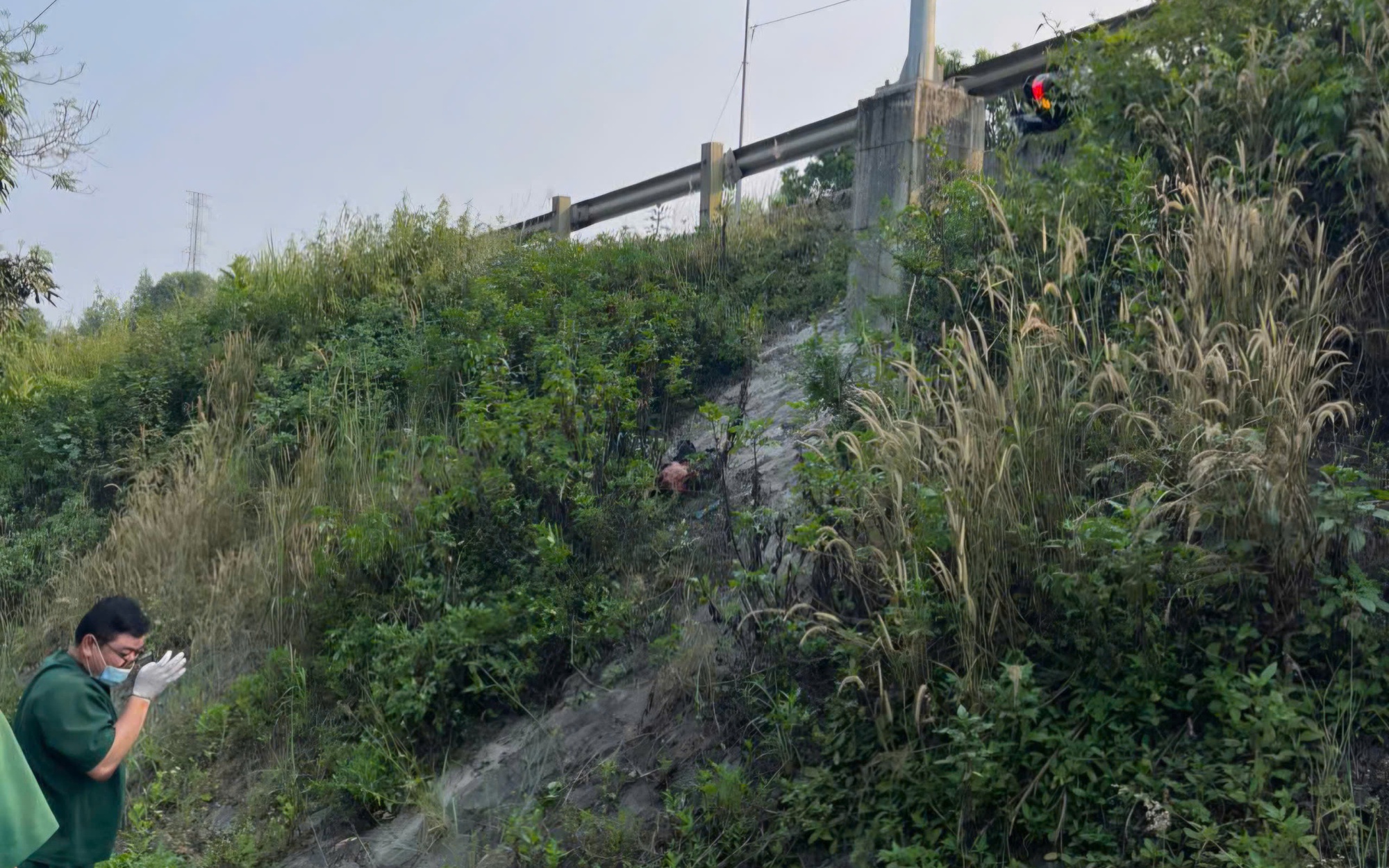 Xe khách lao xuống vực ở Lâm Đồng, 4 người tử vong, nhiều người bị thương- Ảnh 3.