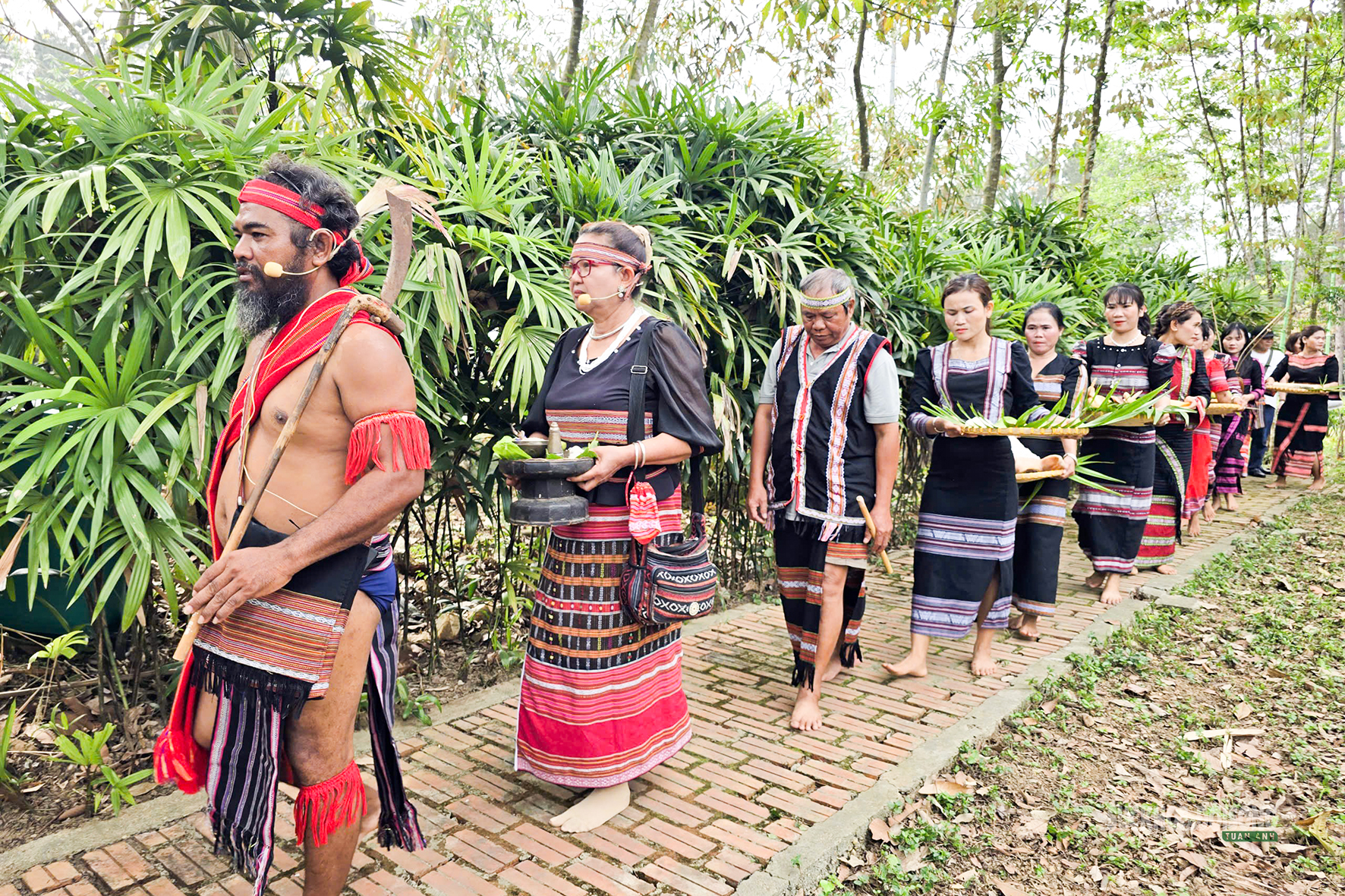 Theo nhịp cồng chiêng vào lễ cầu an của người S'tiêng- Ảnh 4. Theo nhịp cồng chiêng vào lễ cầu an của người S'tiêng- Ảnh 4.