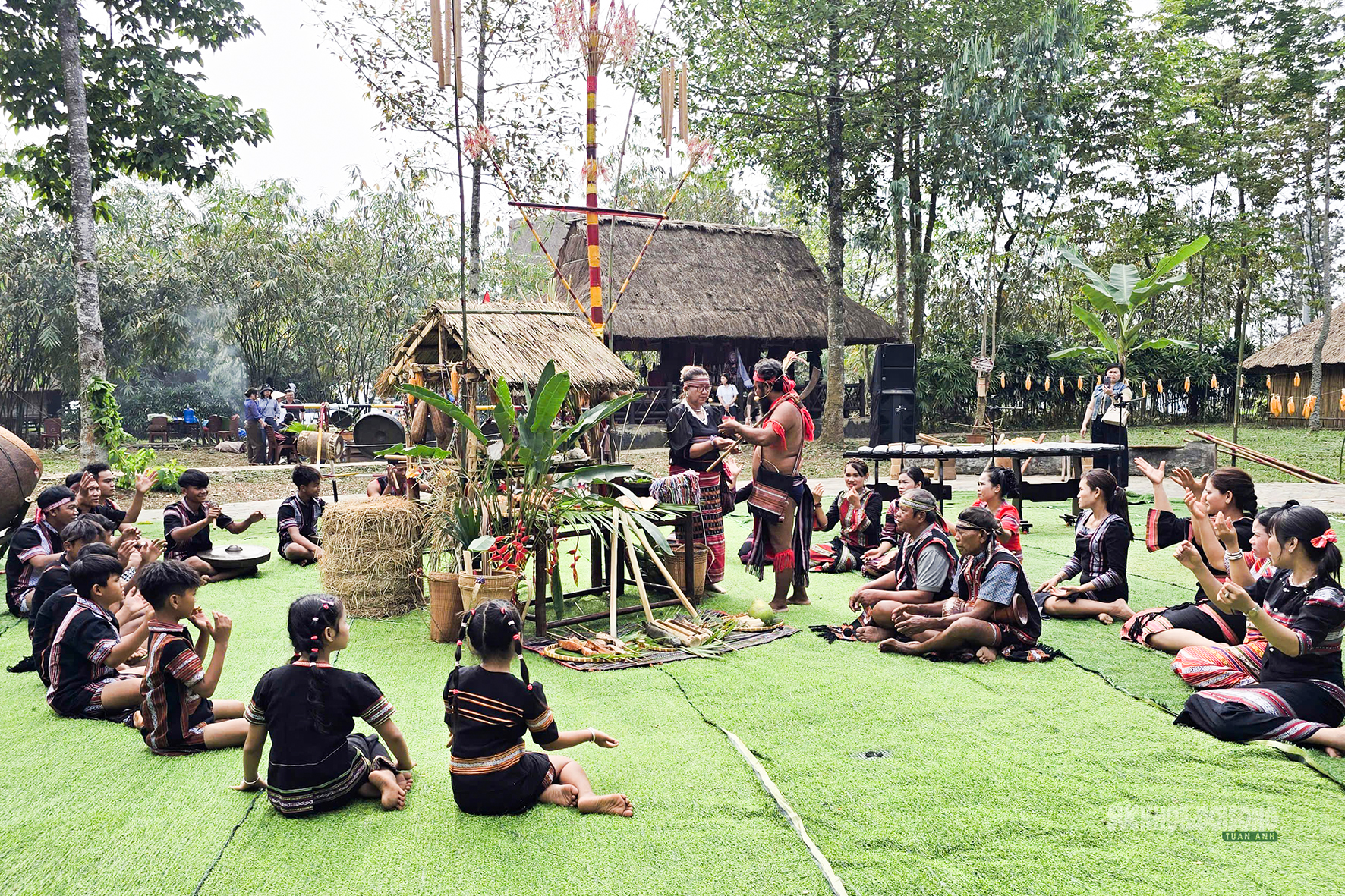 Theo nhịp cồng chiêng vào lễ cầu an của người S'tiêng- Ảnh 1. Theo nhịp cồng chiêng vào lễ cầu an của người S'tiêng- Ảnh 1.