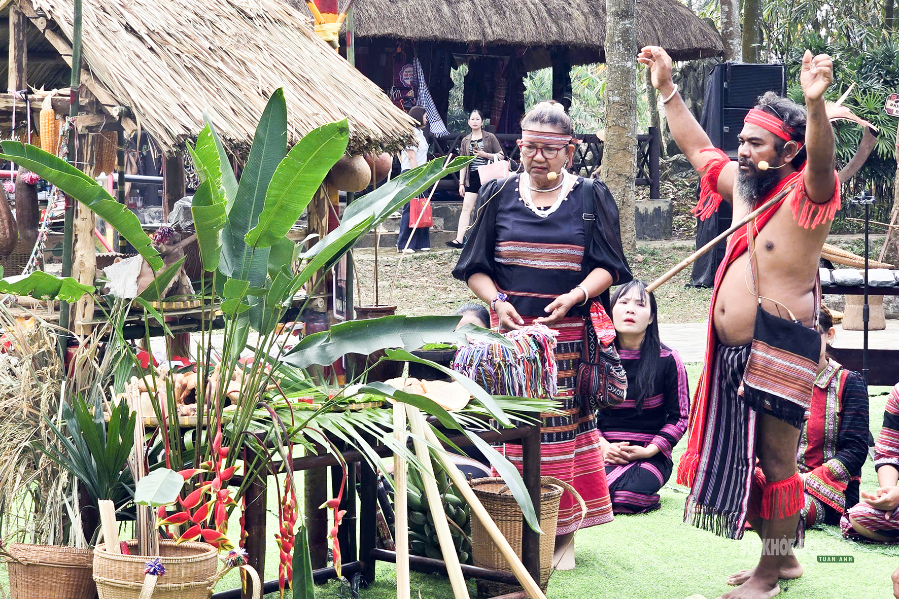 Theo nhịp cồng chiêng vào lễ cầu an của người S'tiêng- Ảnh 2. Theo nhịp cồng chiêng vào lễ cầu an của người S'tiêng- Ảnh 2.