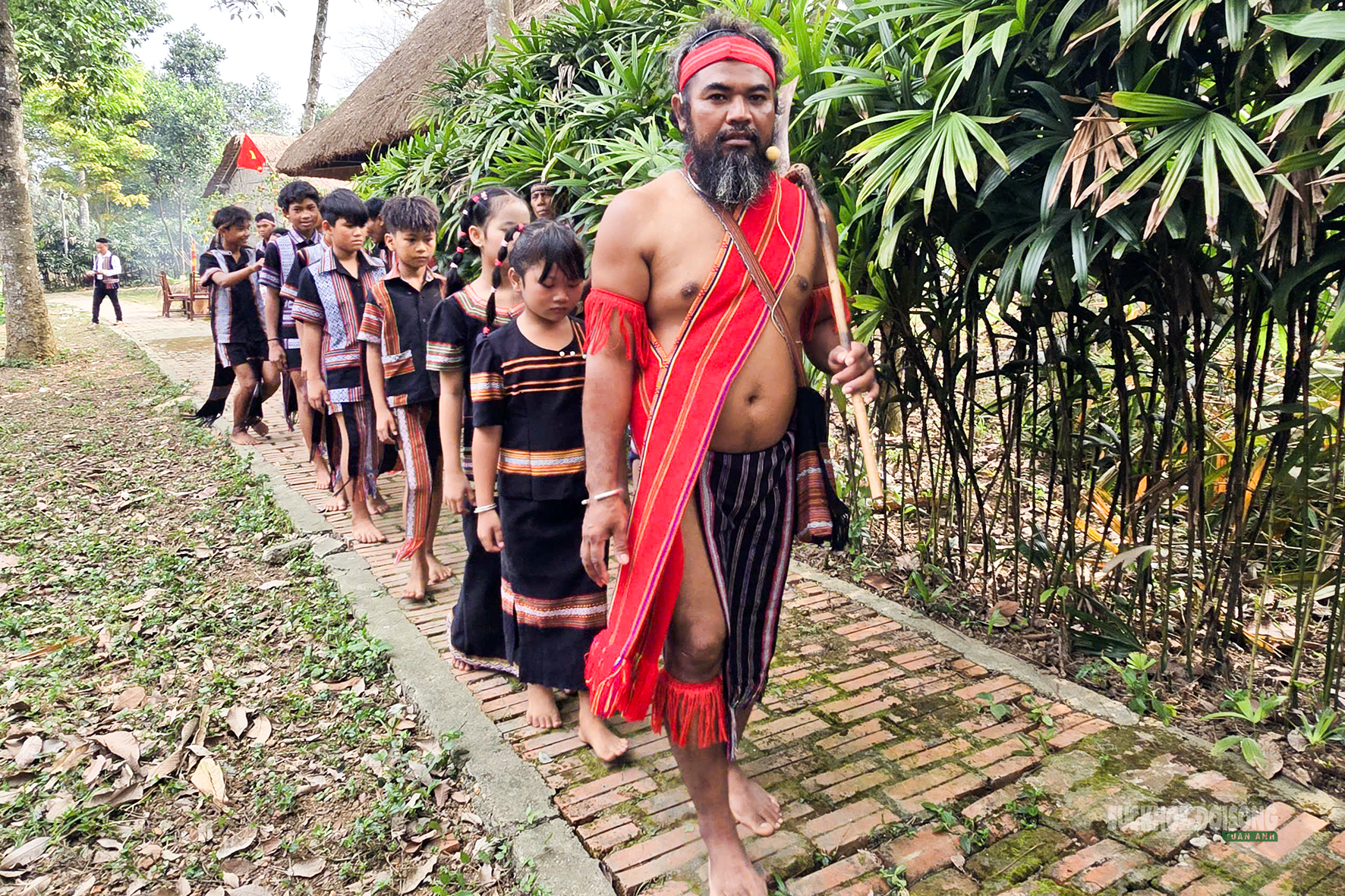 Theo nhịp cồng chiêng vào lễ cầu an của người S'tiêng- Ảnh 9. Theo nhịp cồng chiêng vào lễ cầu an của người S'tiêng- Ảnh 9.