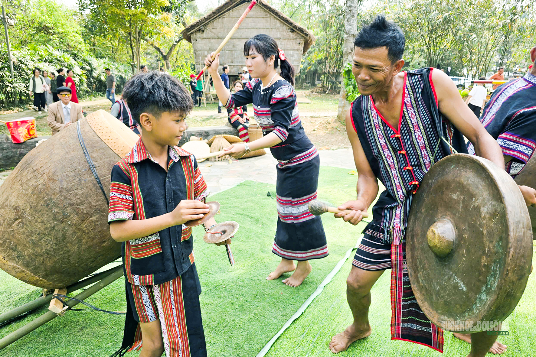 Theo nhịp cồng chiêng vào lễ cầu an của người S'tiêng- Ảnh 3. Theo nhịp cồng chiêng vào lễ cầu an của người S'tiêng- Ảnh 3.