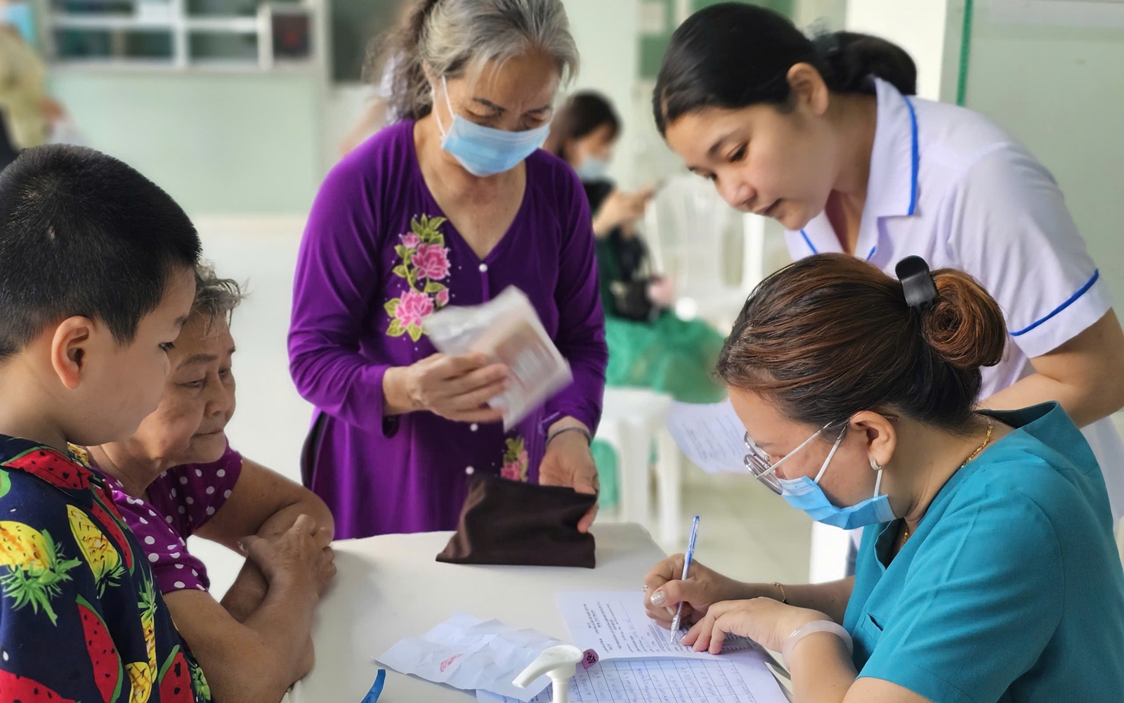 Ngày Sức khỏe toàn dân 7/4: Thầy thuốc về làng chăm lo sức khỏe cộng đồng- Ảnh 12. TPHCM phát động Ngày Sức khỏe toàn dân: Đưa y tế đến gần dân, chăm sóc từ sớm