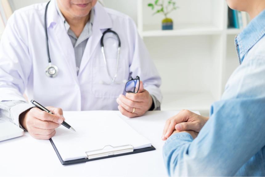 Mắc giang mai, nam thanh niên ngâm lá trầu không gây biến chứng- Ảnh 2.