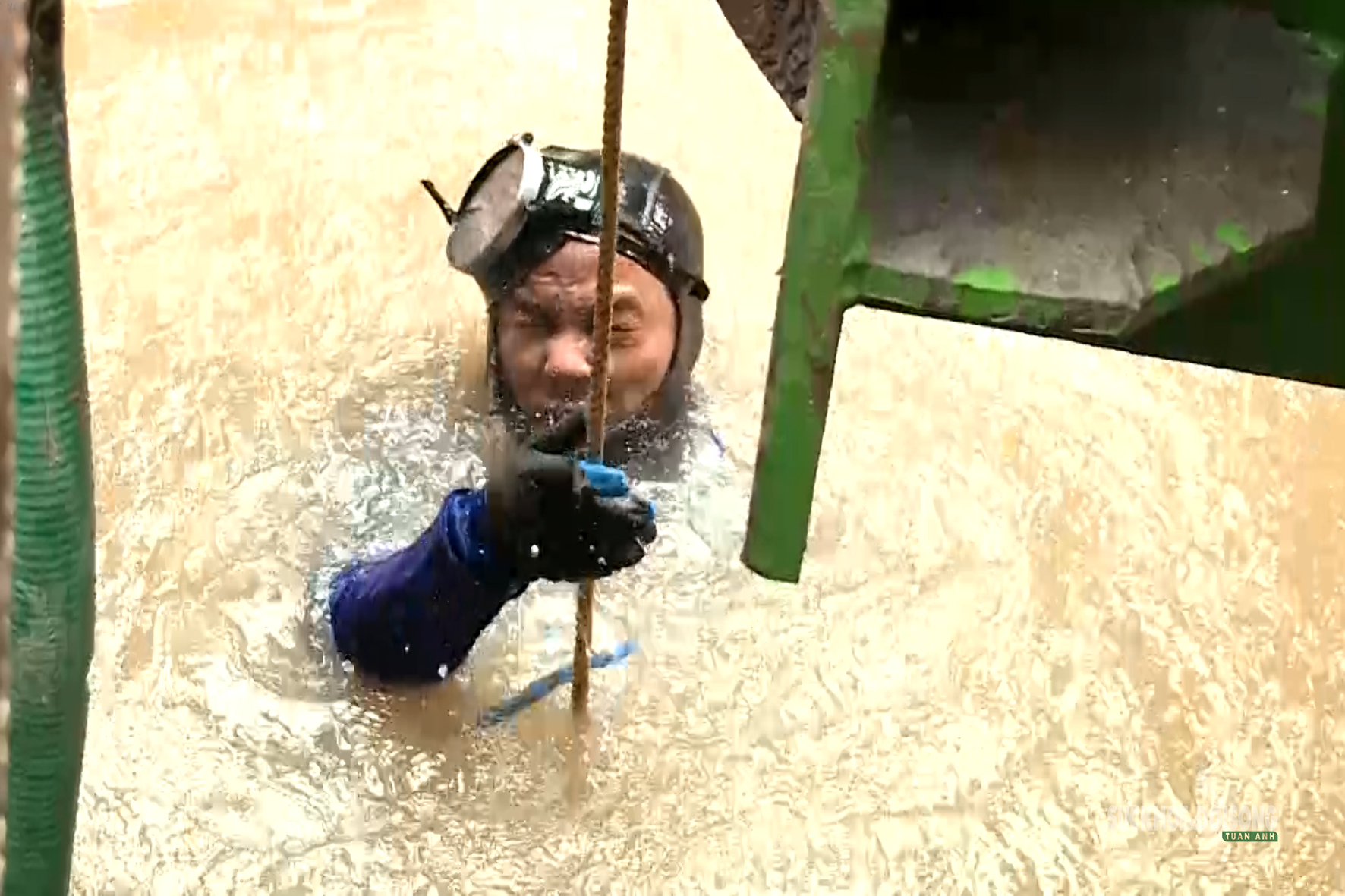 Dưới hố móng trụ tháp cầu Tứ Liên, người thợ lặn giữ nhịp thi công- Ảnh 7.