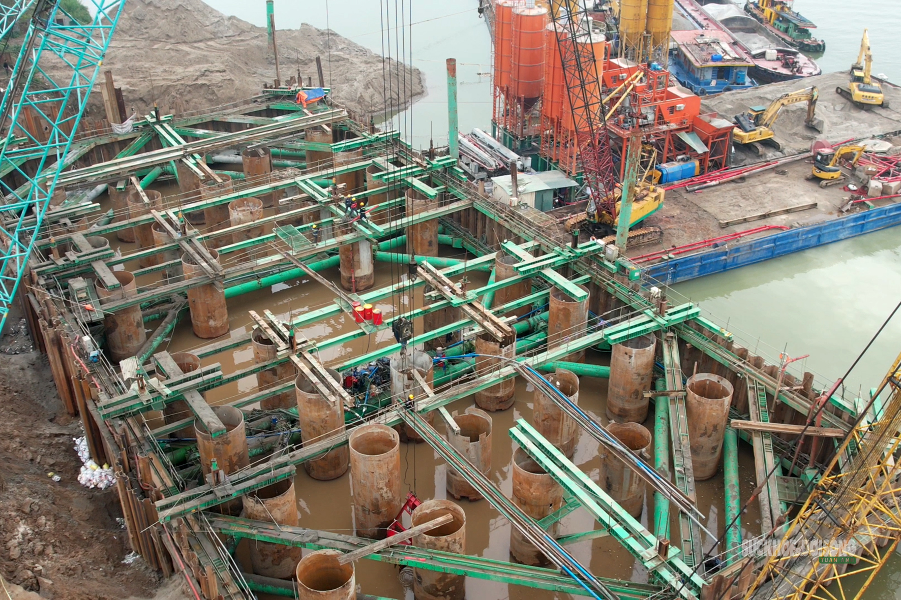 Dưới hố móng trụ tháp cầu Tứ Liên, người thợ lặn giữ nhịp thi công- Ảnh 4.