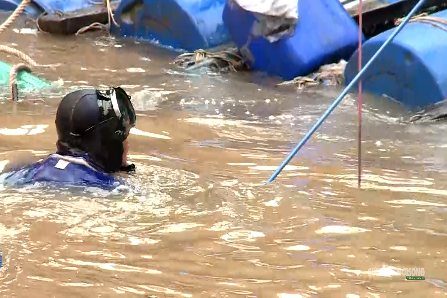 Dưới hố móng trụ tháp cầu Tứ Liên, người thợ lặn giữ nhịp thi công- Ảnh 8.