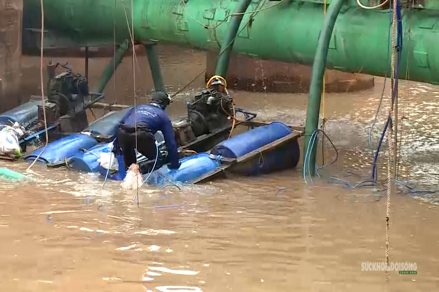 Dưới hố móng trụ tháp cầu Tứ Liên, người thợ lặn giữ nhịp thi công- Ảnh 9.