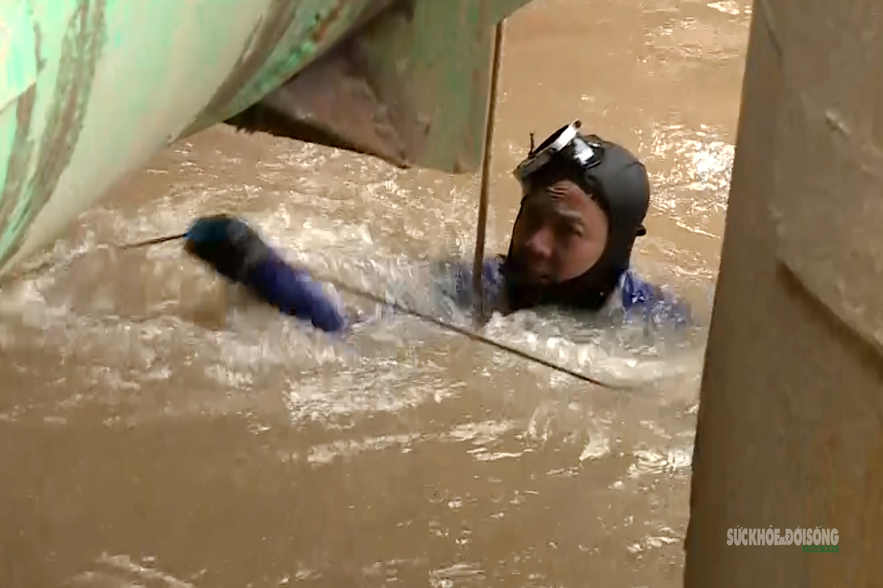 Dưới hố móng trụ tháp cầu Tứ Liên, người thợ lặn giữ nhịp thi công- Ảnh 6.