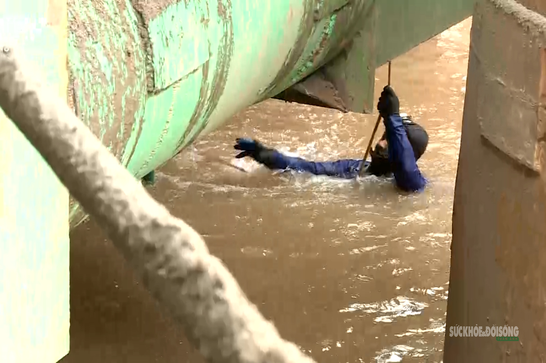 Dưới hố móng trụ tháp cầu Tứ Liên, người thợ lặn giữ nhịp thi công- Ảnh 5.