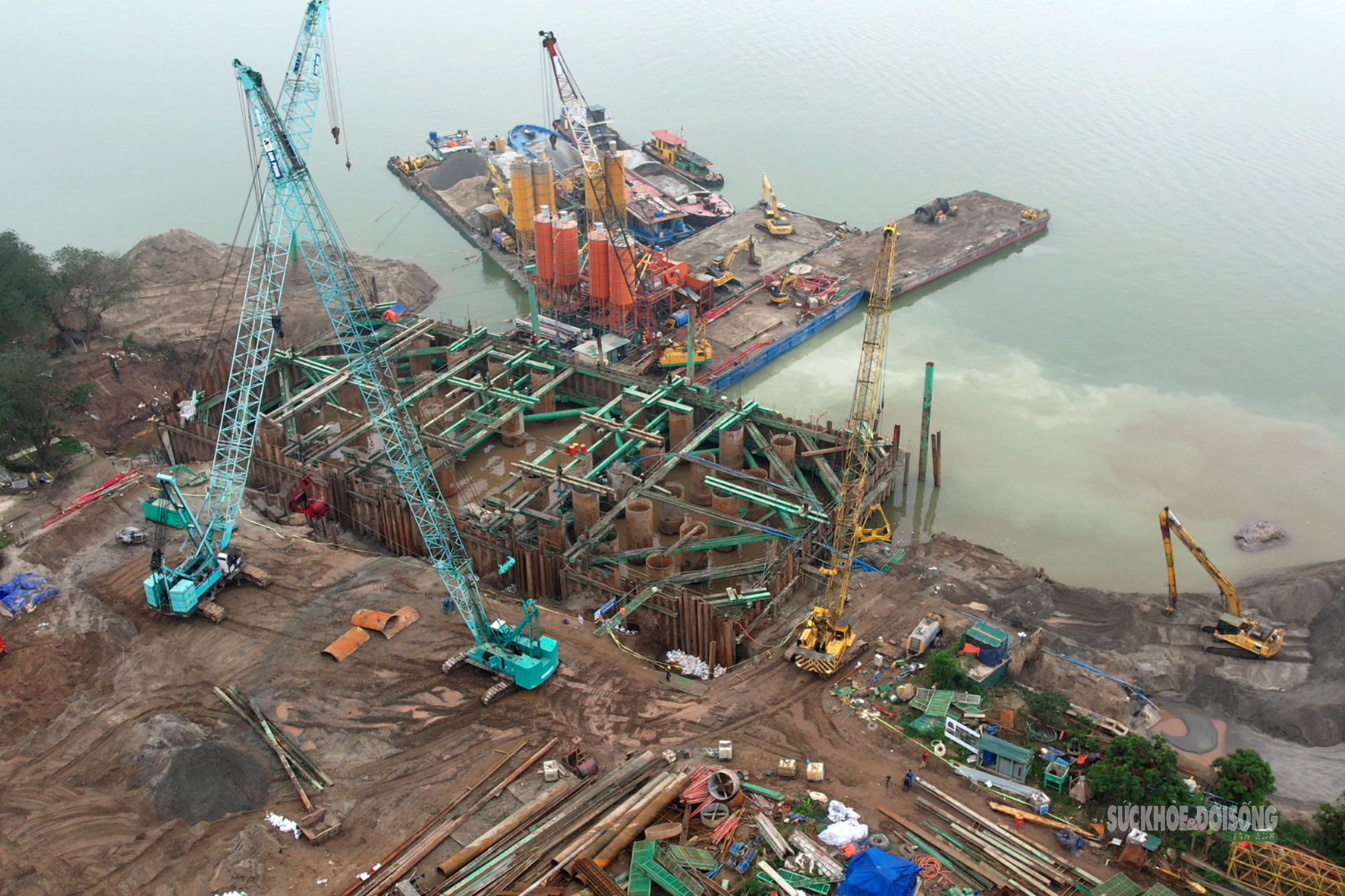 Dưới hố móng trụ tháp cầu Tứ Liên, người thợ lặn giữ nhịp thi công- Ảnh 2.