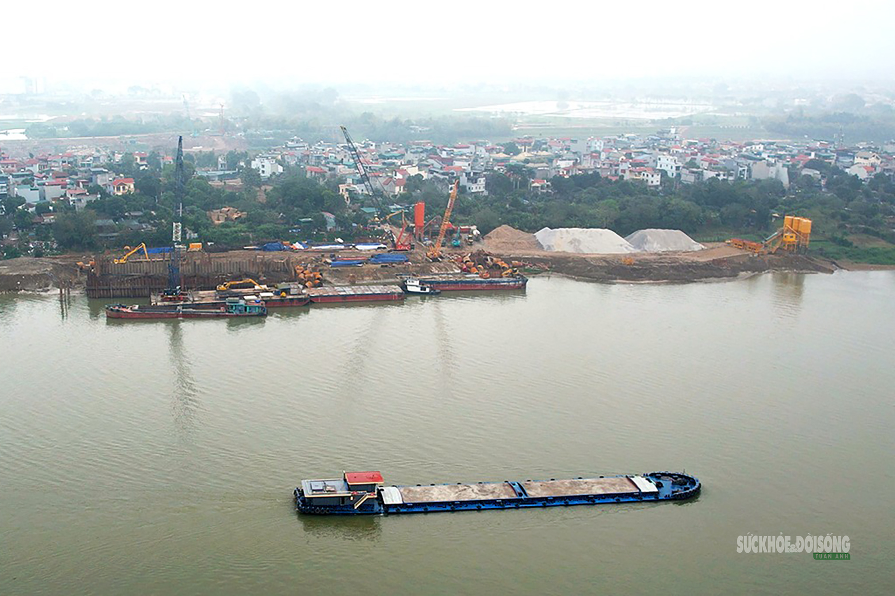 Dưới hố móng trụ tháp cầu Tứ Liên, người thợ lặn giữ nhịp thi công- Ảnh 10.