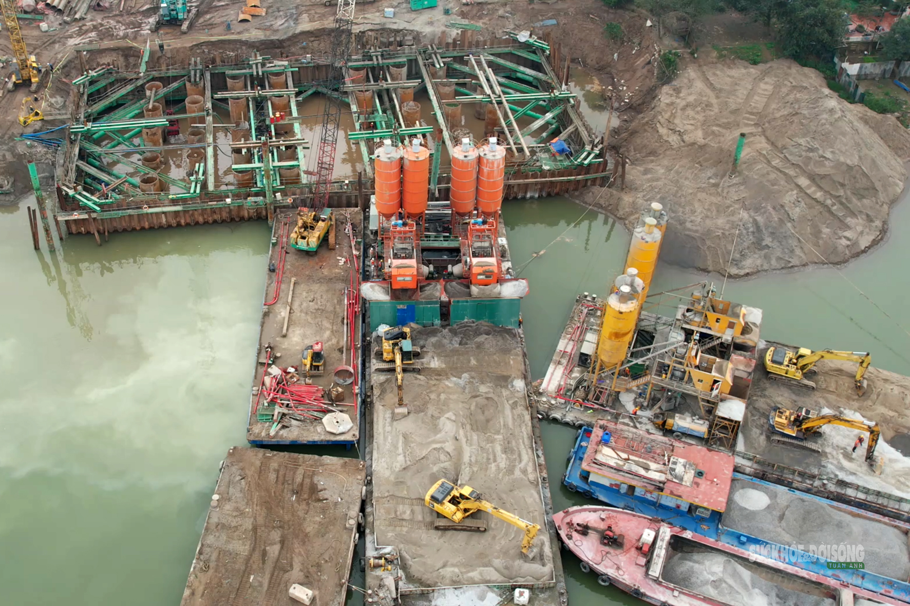 Dưới hố móng trụ tháp cầu Tứ Liên, người thợ lặn giữ nhịp thi công- Ảnh 3.