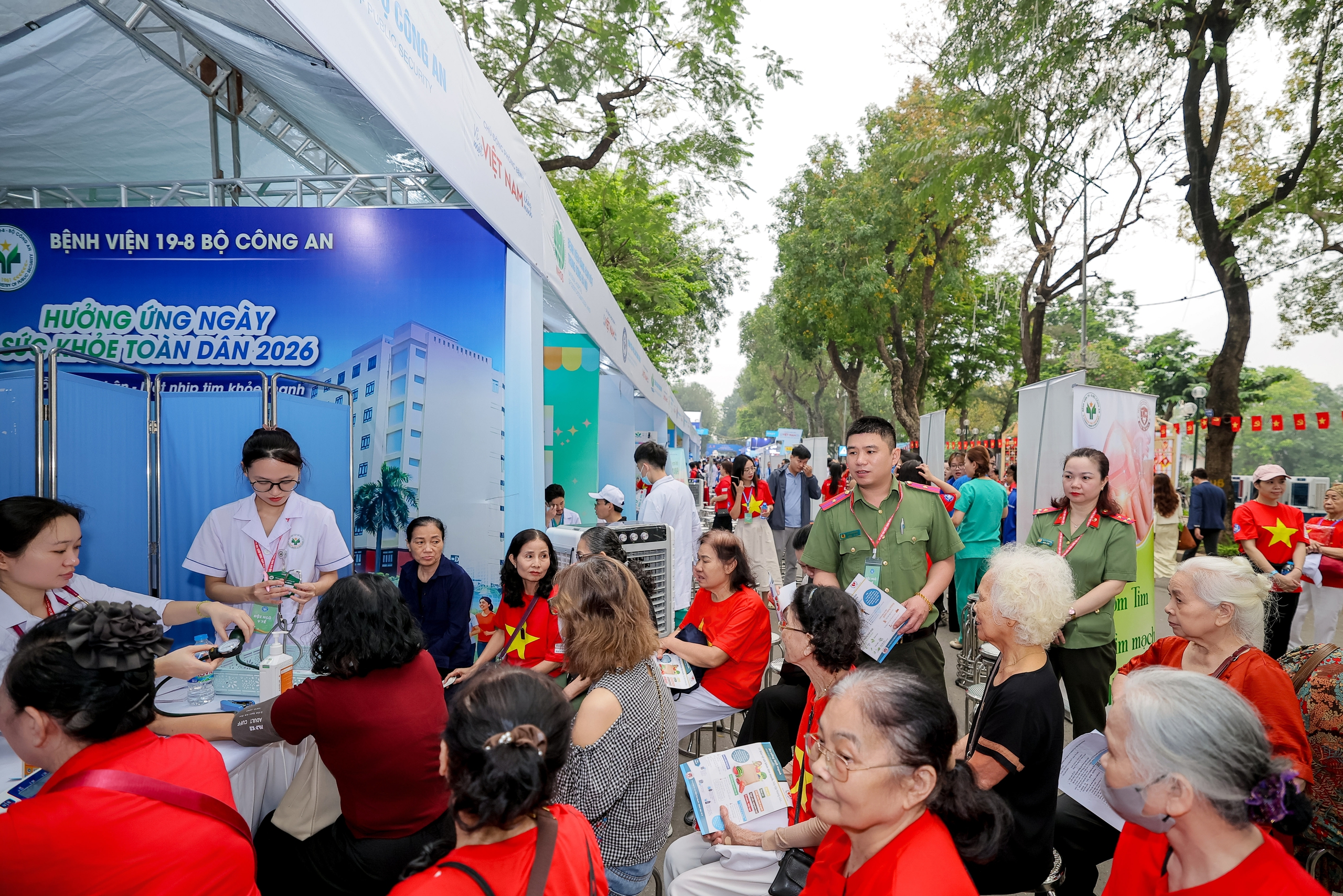 Phát hiện hơn 2.800 trường hợp bất thường qua khám miễn phí nhân Ngày Sức khỏe toàn dân- Ảnh 3. Phát hiện hơn 2.800 trường hợp bất thường qua khám miễn phí nhân Ngày Sức khỏe toàn dân- Ảnh 3.