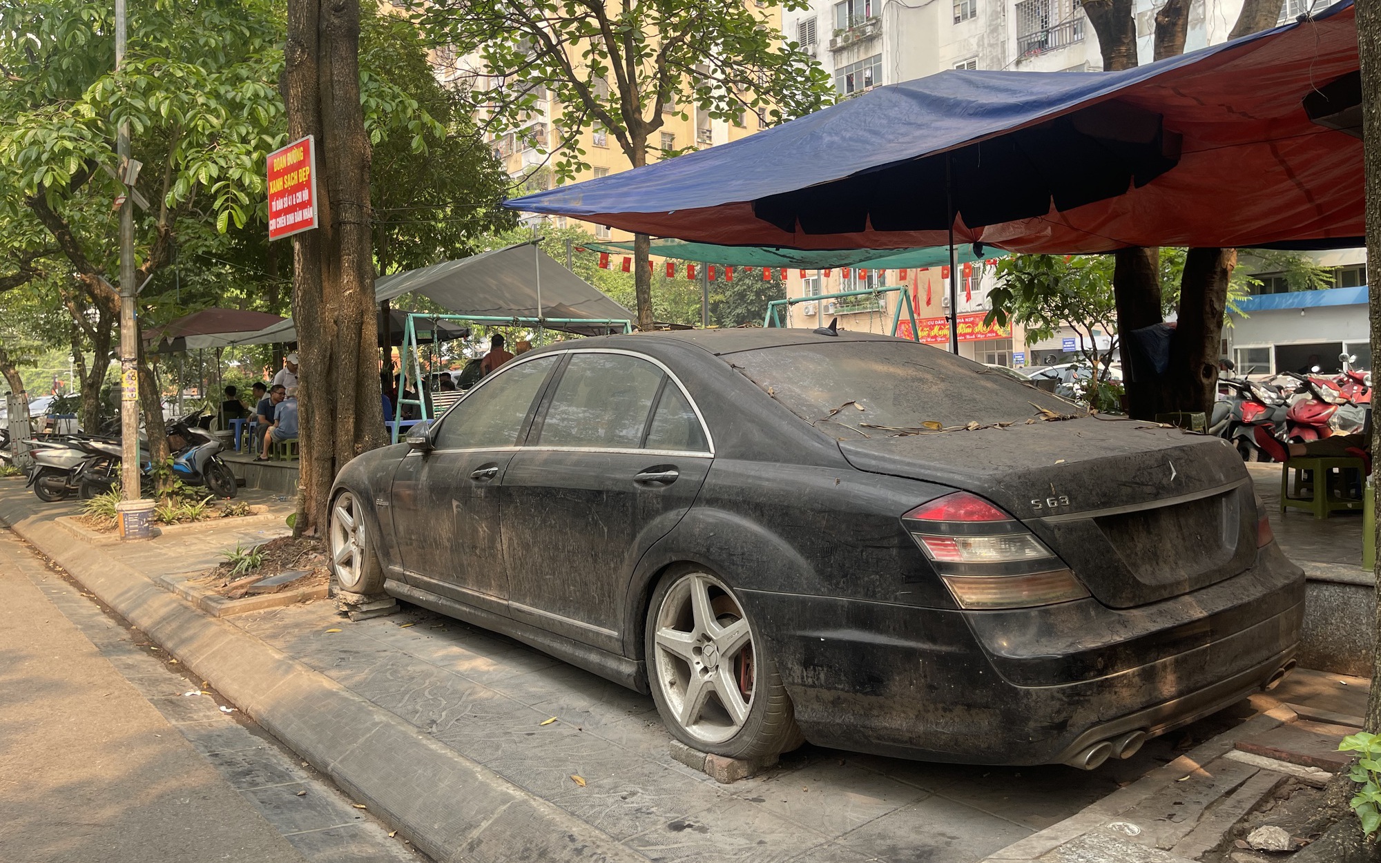 Hà Nội: Cận cảnh Mercedes S63 "nằm im" một thập kỷ, công an đang tìm chủ nhân