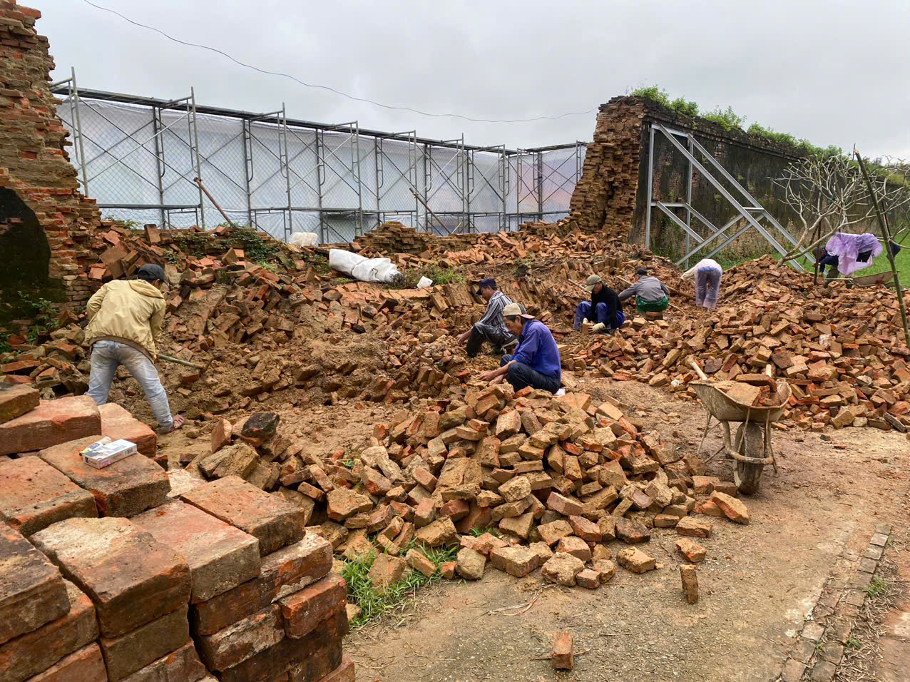 Đoạn tường Hoàng thành Huế bị đổ sập trong mưa lũ lịch sử hiện ra sao?- Ảnh 1. Đoạn tường Hoàng thành Huế bị đổ sập trong mưa lũ lịch sử hiện ra sao?- Ảnh 1.