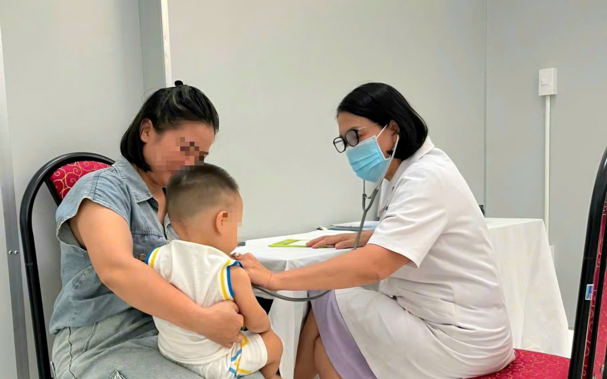 Giai đoạn khởi phát của bệnh tay chân miệng có biểu hiện gì?- Ảnh 2. Tay chân miệng vào mùa dễ lây lan, nhận diện nguy cơ và cách phòng bệnh cho trẻ