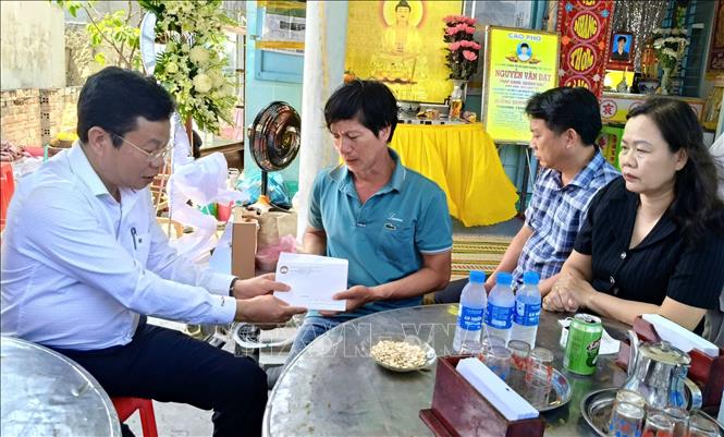 Hỗ trợ khẩn cấp các gia đình nạn nhân vụ xe ô tô lao xuống vực ở Lâm Đồng- Ảnh 1. Hỗ trợ khẩn cấp các gia đình nạn nhân vụ xe ô tô lao xuống vực ở Lâm Đồng- Ảnh 1.