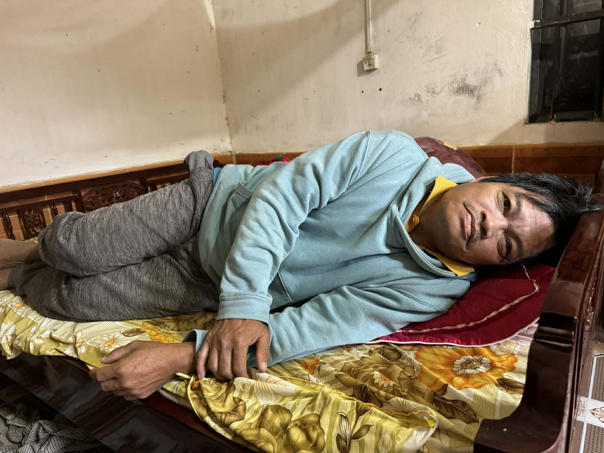 Người đàn ông câm điếc, mất vợ con, kiệt quệ vì bệnh tật chỉ mong có tiền đi viện một lần- Ảnh 2.
