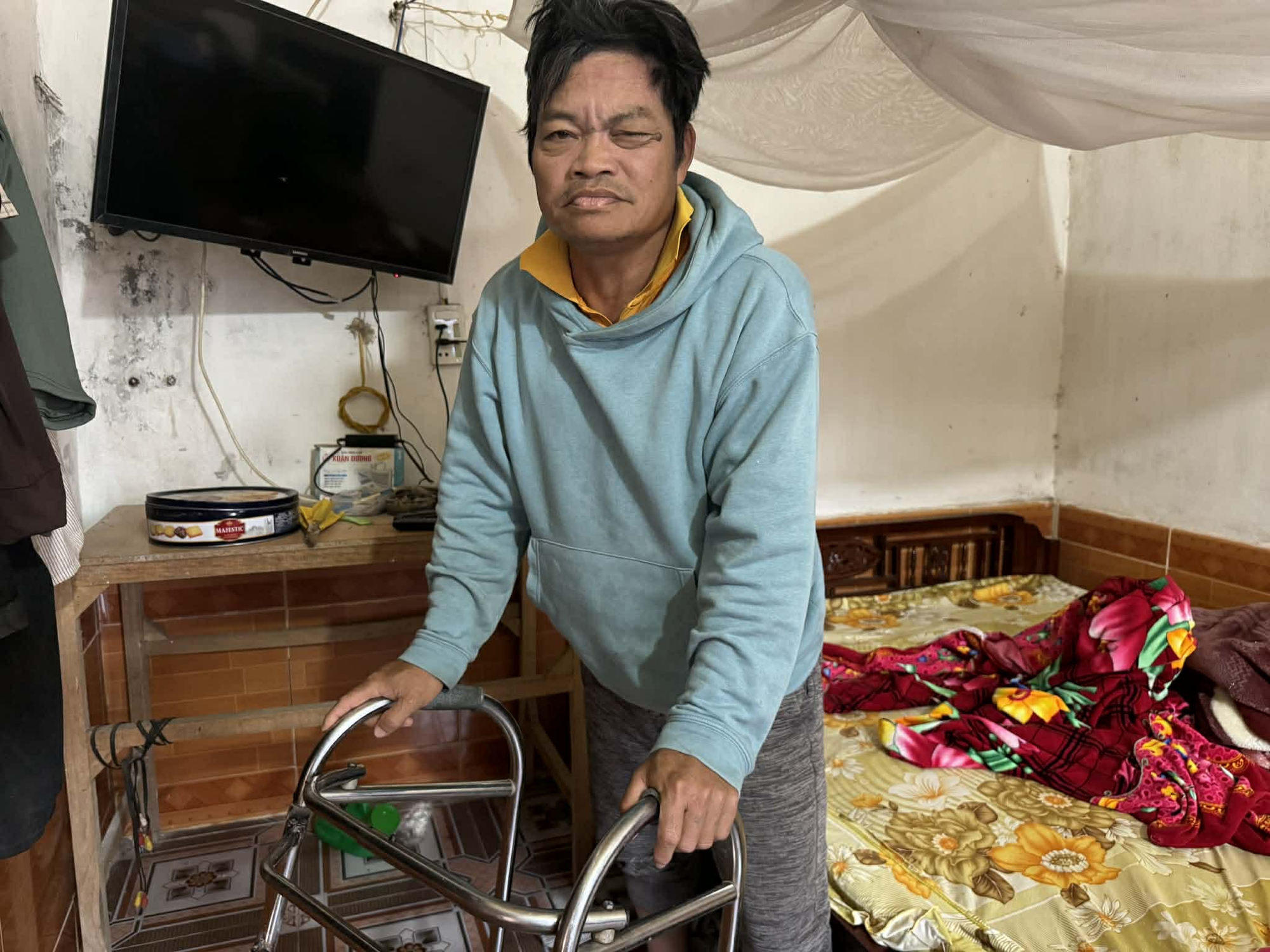 Người đàn ông câm điếc, mất vợ con, kiệt quệ vì bệnh tật chỉ mong có tiền đi viện một lần- Ảnh 1.