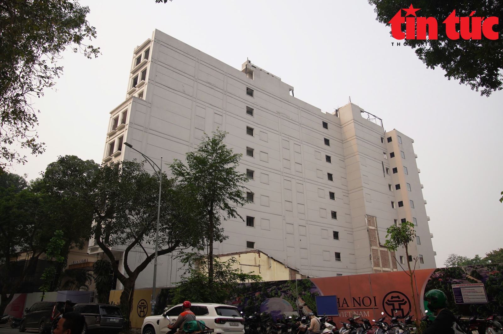 Hà Nội tháo dỡ khách sạn 9 tầng sát hồ Hoàn Kiếm- Ảnh 1. Hà Nội tháo dỡ khách sạn 9 tầng sát hồ Hoàn Kiếm- Ảnh 1.