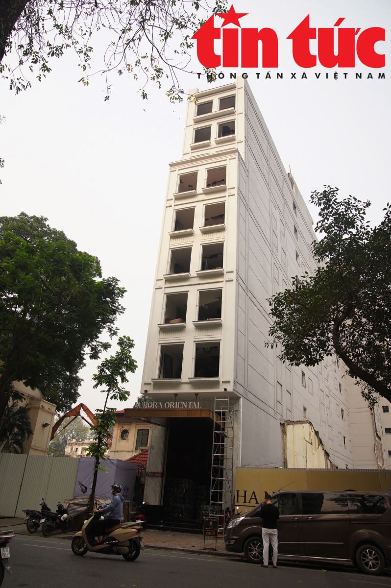Hà Nội tháo dỡ khách sạn 9 tầng sát hồ Hoàn Kiếm- Ảnh 2. Hà Nội tháo dỡ khách sạn 9 tầng sát hồ Hoàn Kiếm- Ảnh 2.