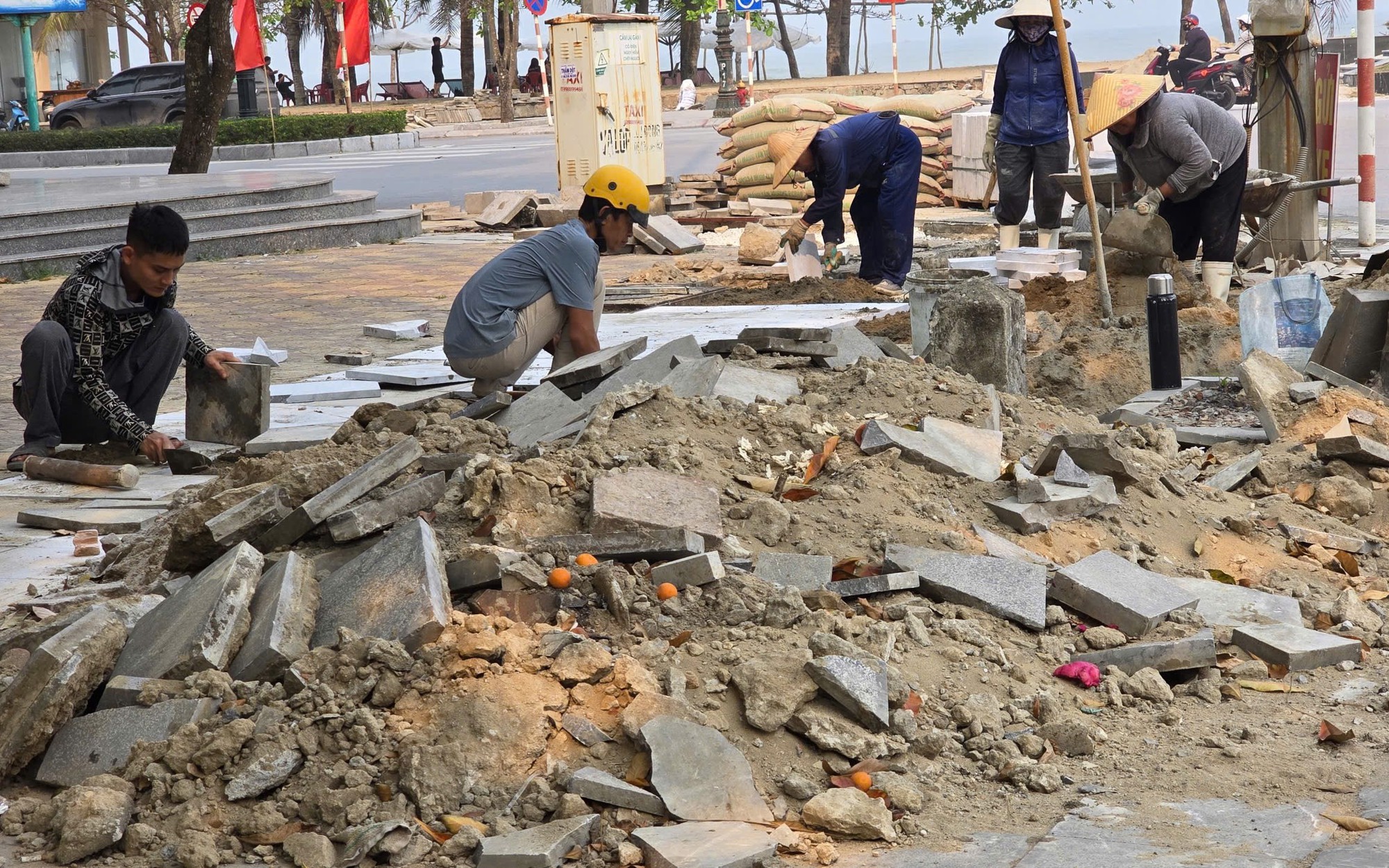 Oằn mình vượt qua nhiều đợt mưa bão, bãi biển nổi tiếng ở Huế vào mùa đón khách- Ảnh 15.